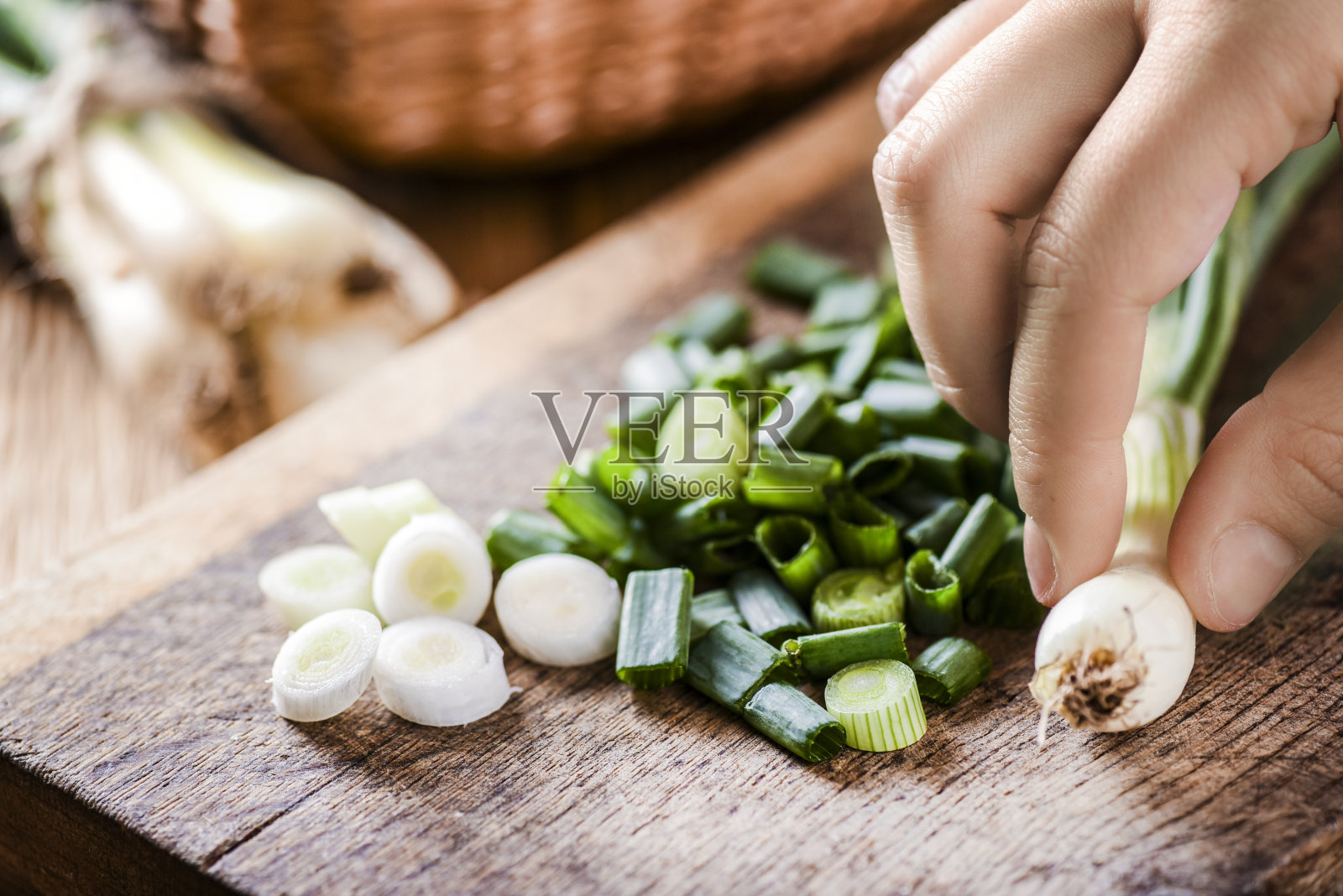 小洋葱放在木板上照片摄影图片