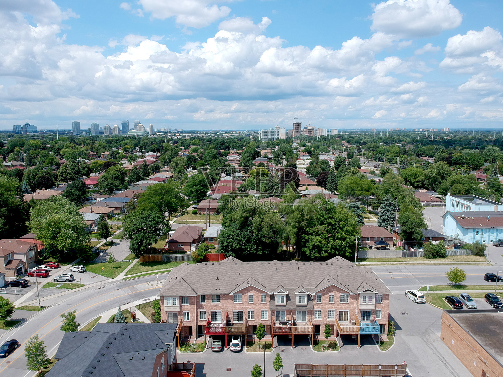 美国秋天鸟瞰天际线。数百栋低层房屋和摩天大楼的背景。照片摄影图片