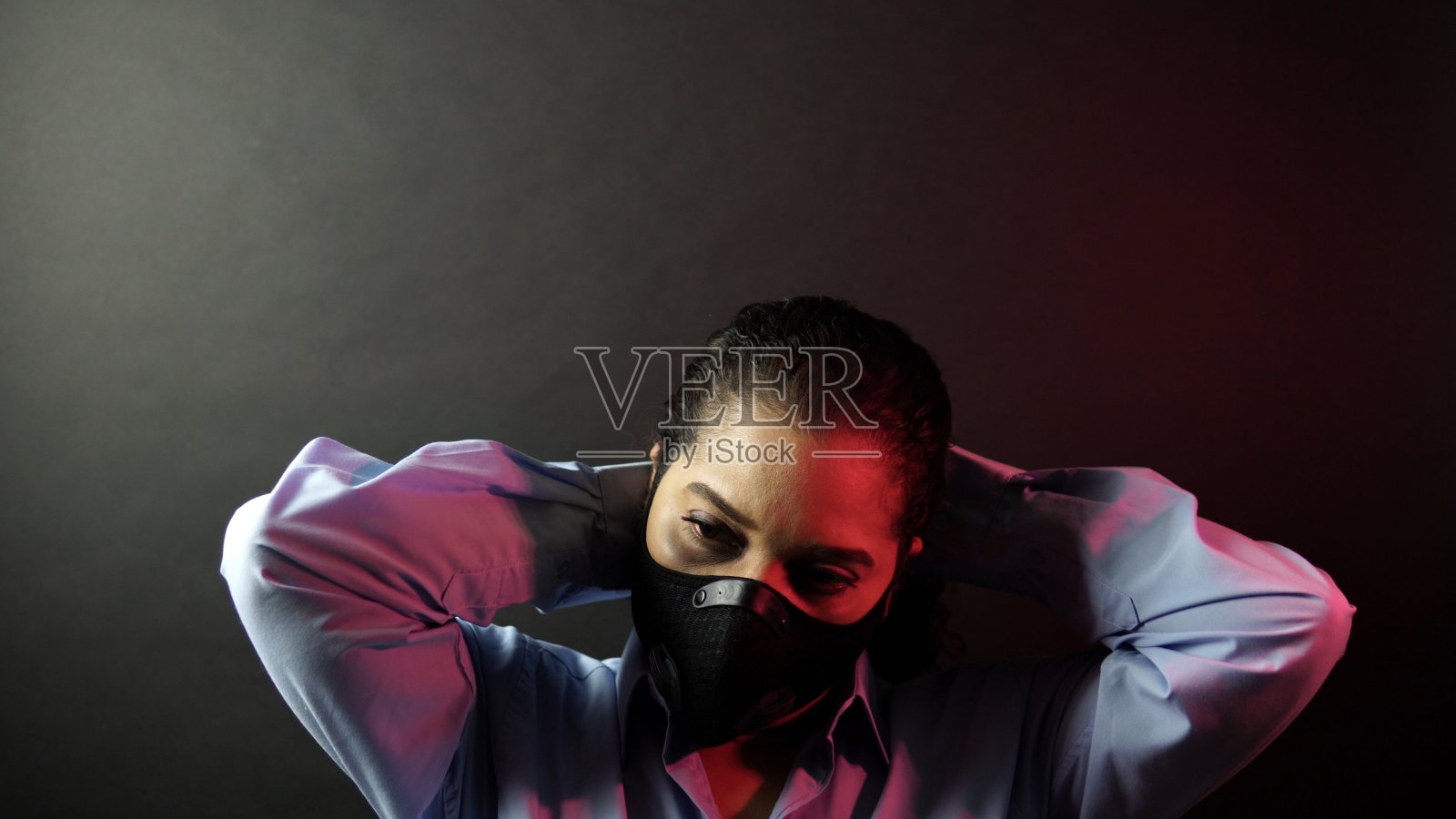 近距离的自我保护非洲裔美国女性的脸在城市保护性的黑色面具。新型冠状病毒感染的预防和保护，大流行的概念。照片摄影图片