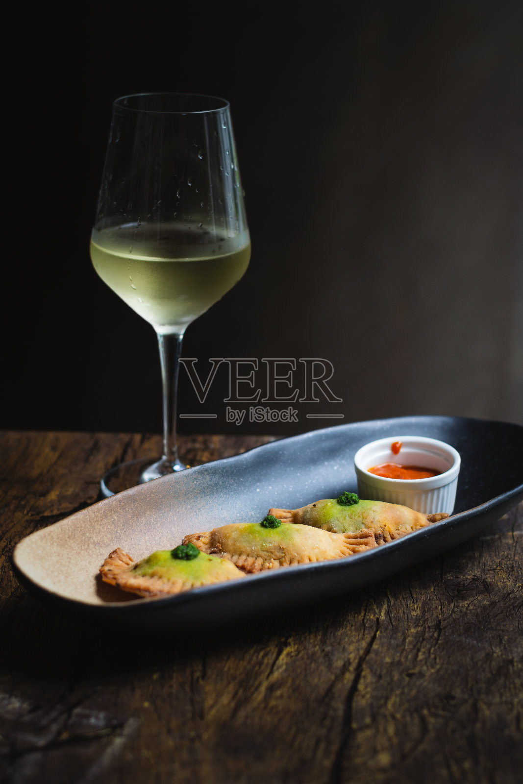 鸡肉馅卷饼La外婆风格的酥皮，菠菜，绿色辣椒酱照片摄影图片