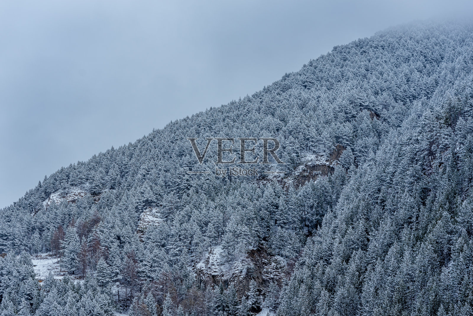 安道尔大雪过后的雪山。照片摄影图片
