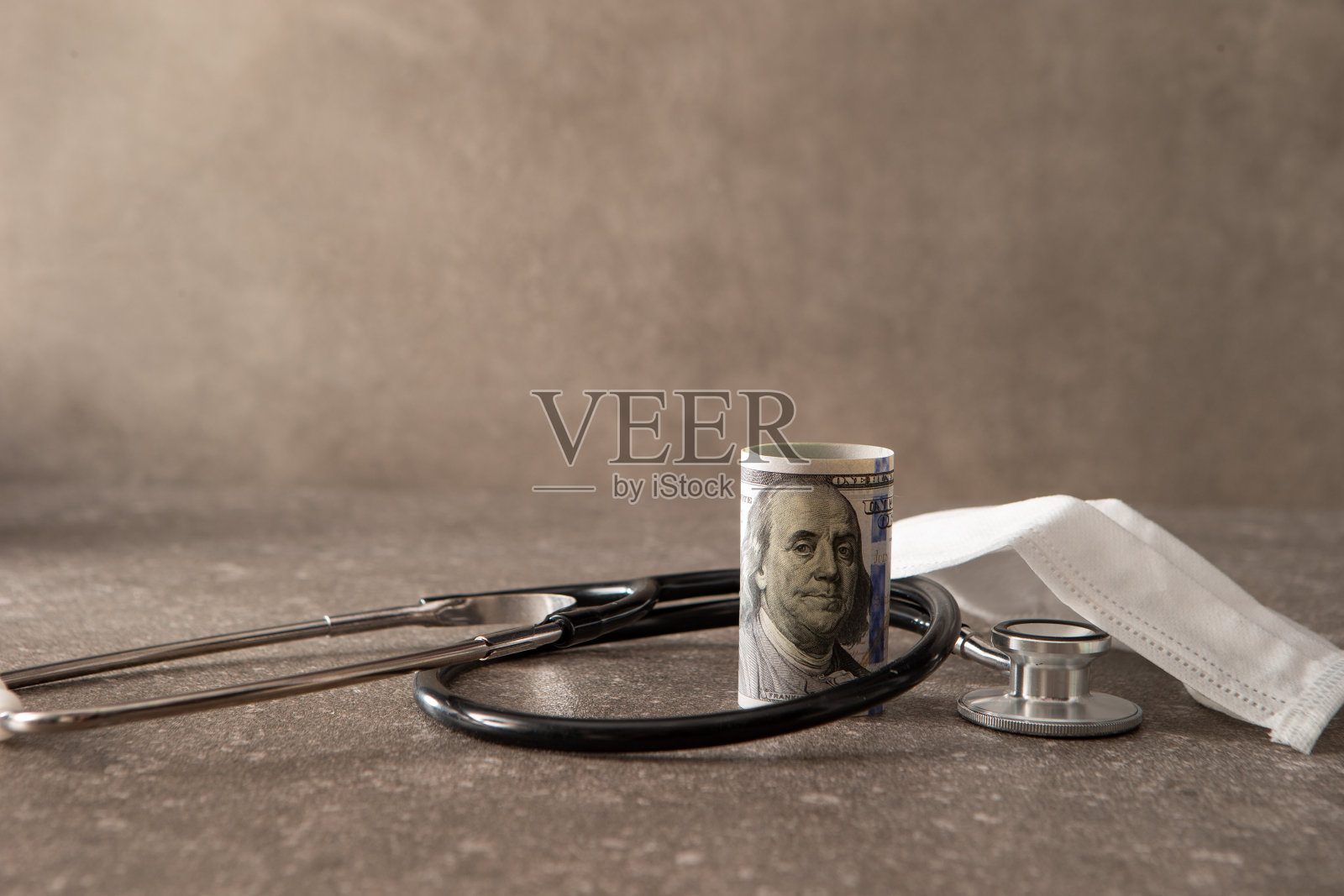 带面罩和听诊器的美元照片摄影图片