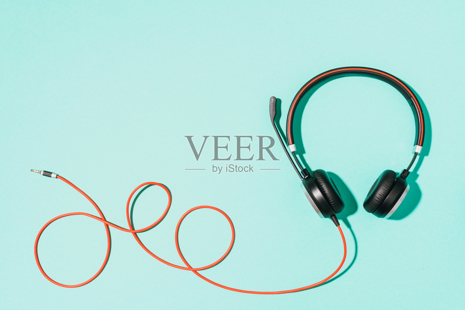 风格黑色耳机在蓝色背景。前视图。副本的空间。音乐和声音概念。城市的夏天时间照片摄影图片