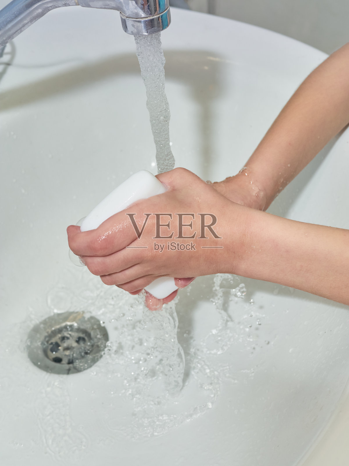 用肥皂洗手。冠状病毒保护。预防covid - 2019照片摄影图片