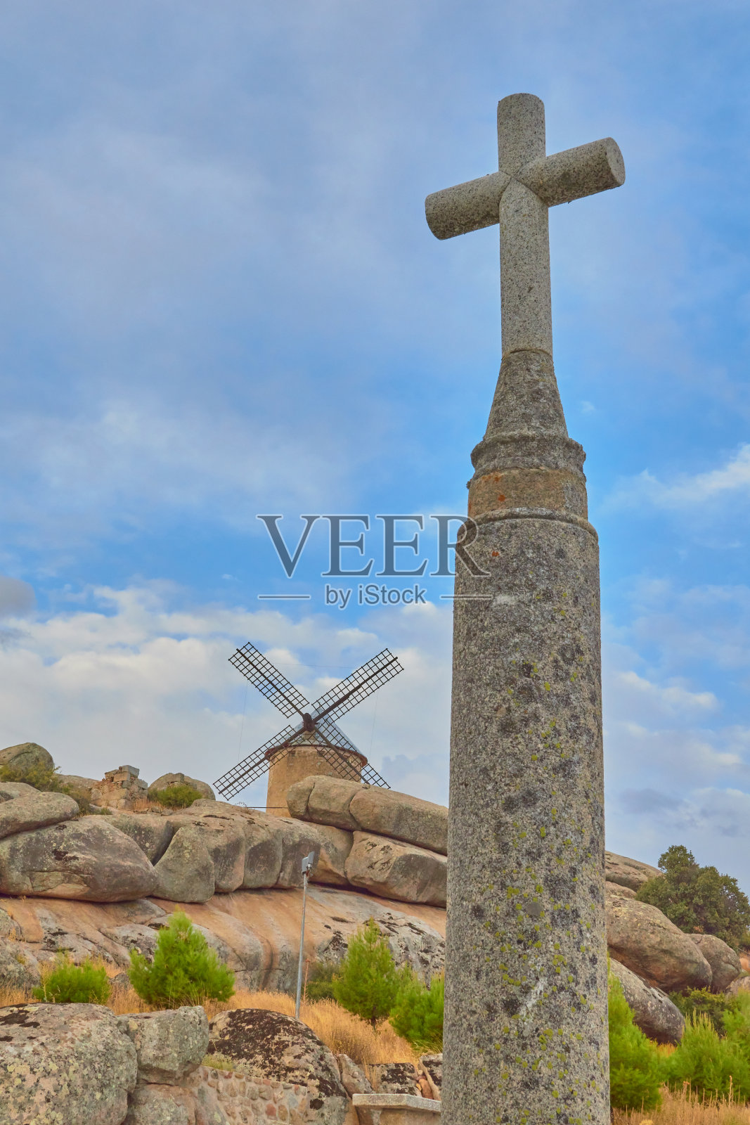 一个十字架的形象在前景和在拉斯文塔斯康Peña阿奎莱拉，西班牙托莱多的背景磨坊照片摄影图片