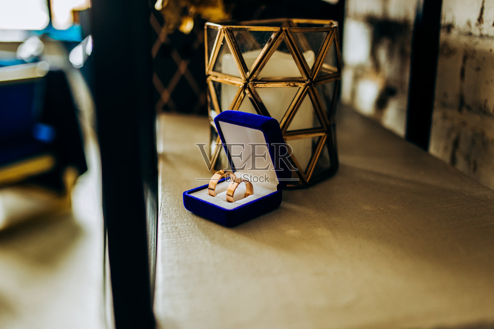 漂亮的蓝色棺材，里面有结婚戒指照片摄影图片