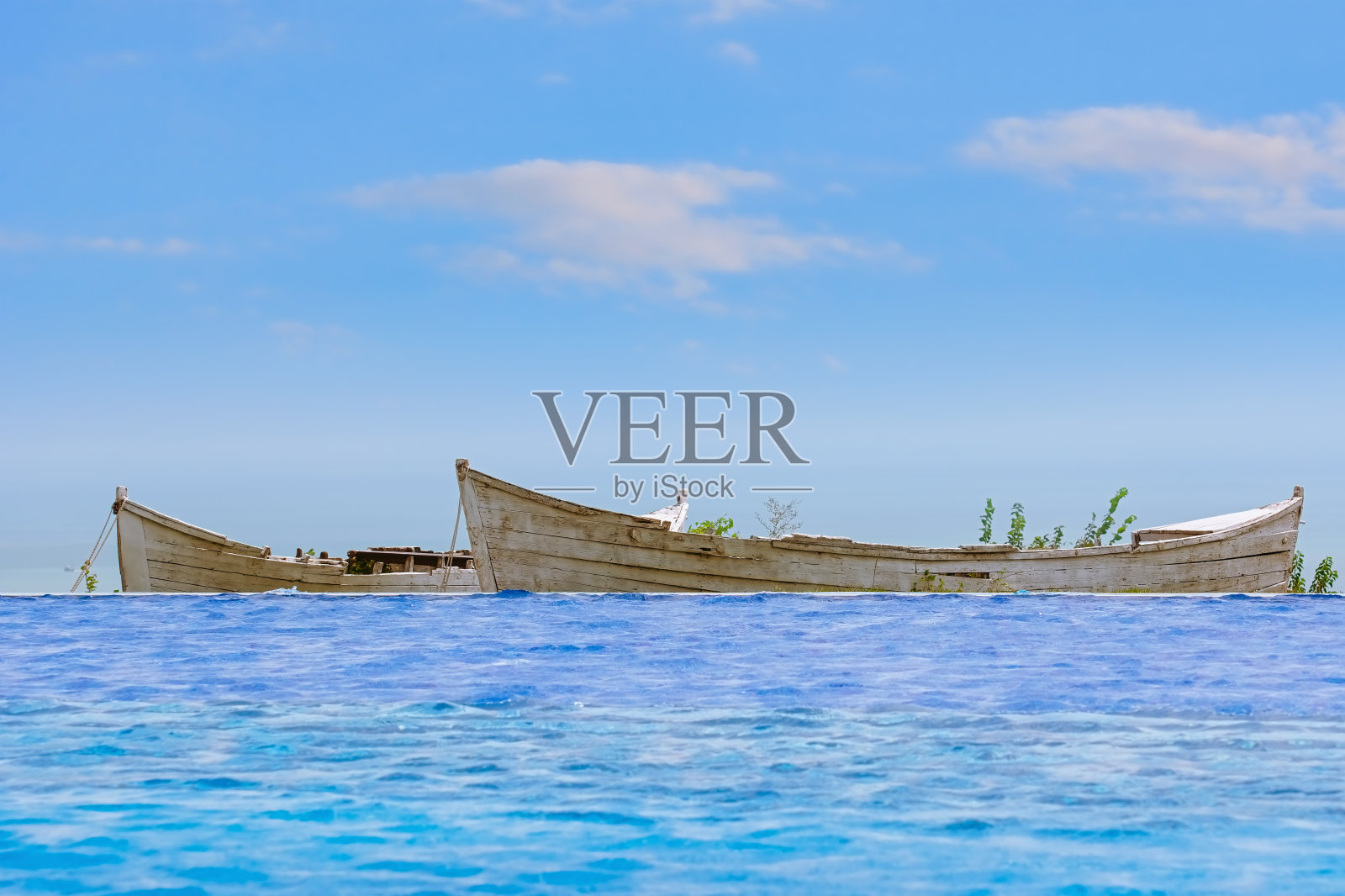 两艘旧船照片摄影图片