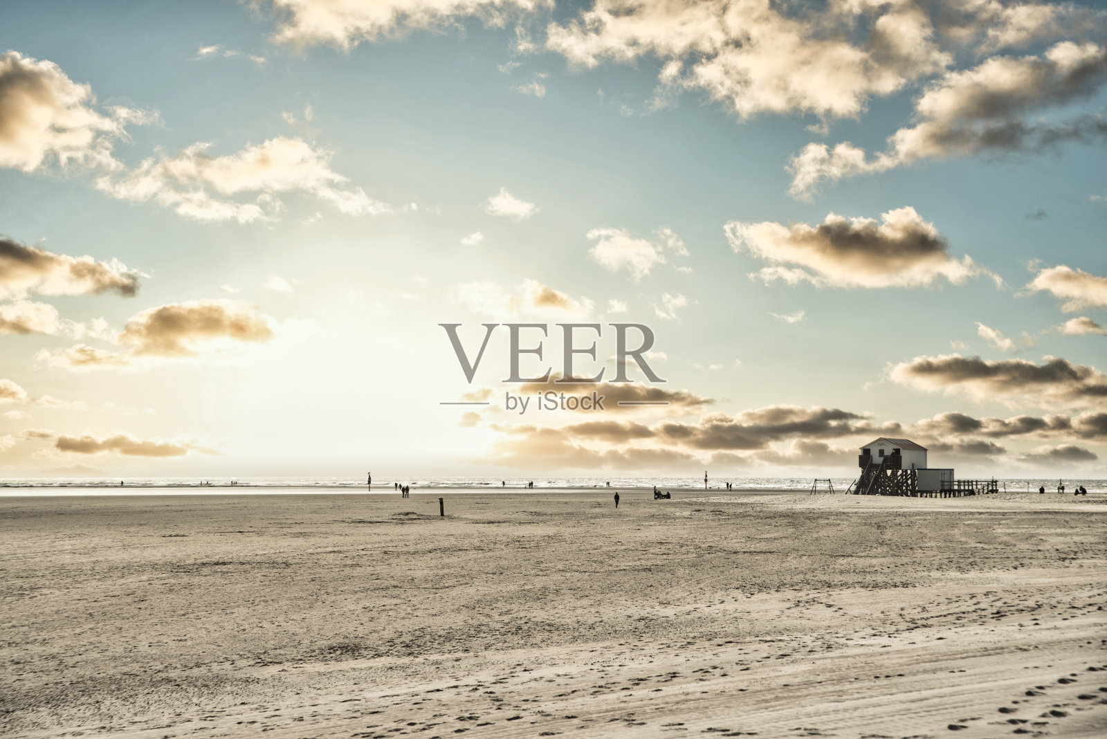 圣彼得-奥丁海滩上有高跷照片摄影图片