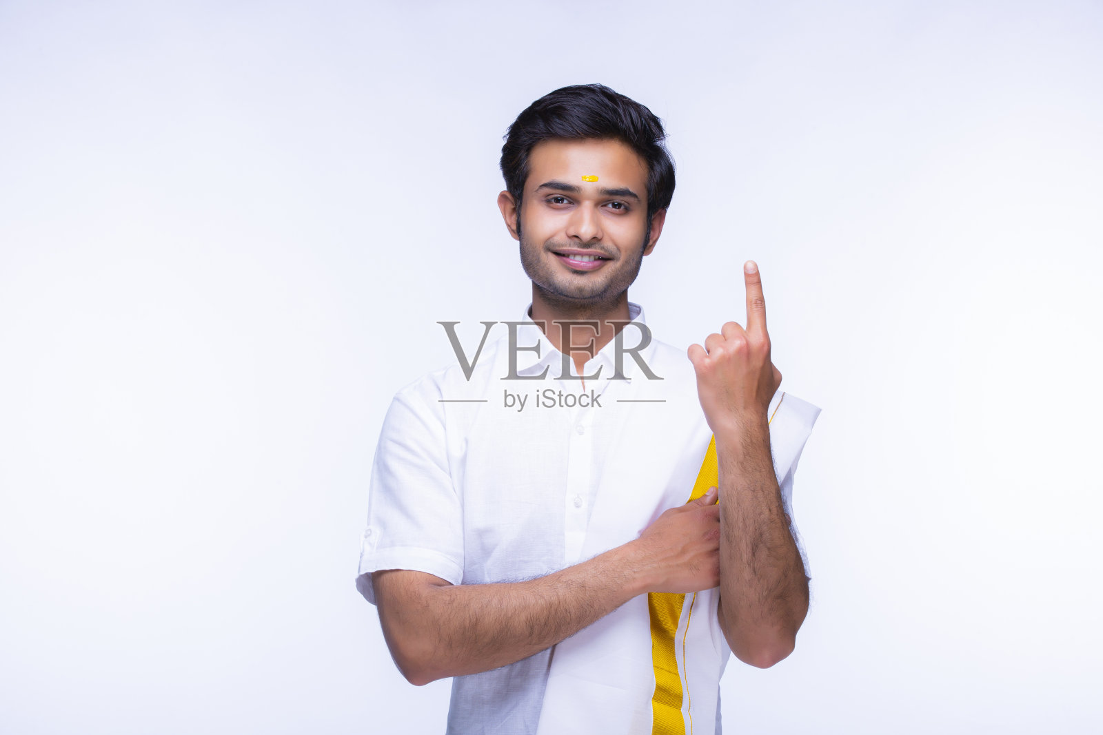 快乐的南印度年轻男子肖像照片照片摄影图片