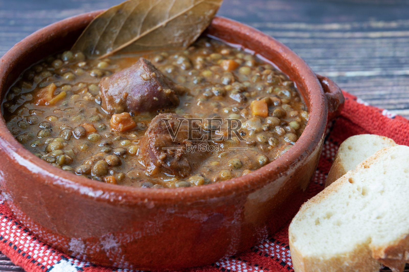 乡村背景下的绿扁豆和西班牙香肠照片摄影图片