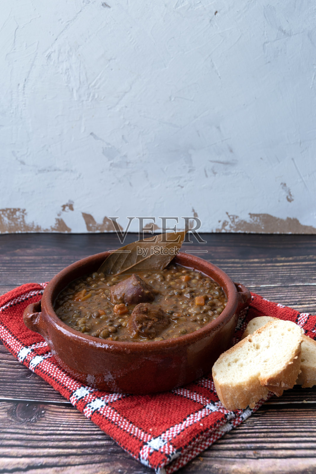 乡村背景下的绿扁豆和西班牙香肠照片摄影图片
