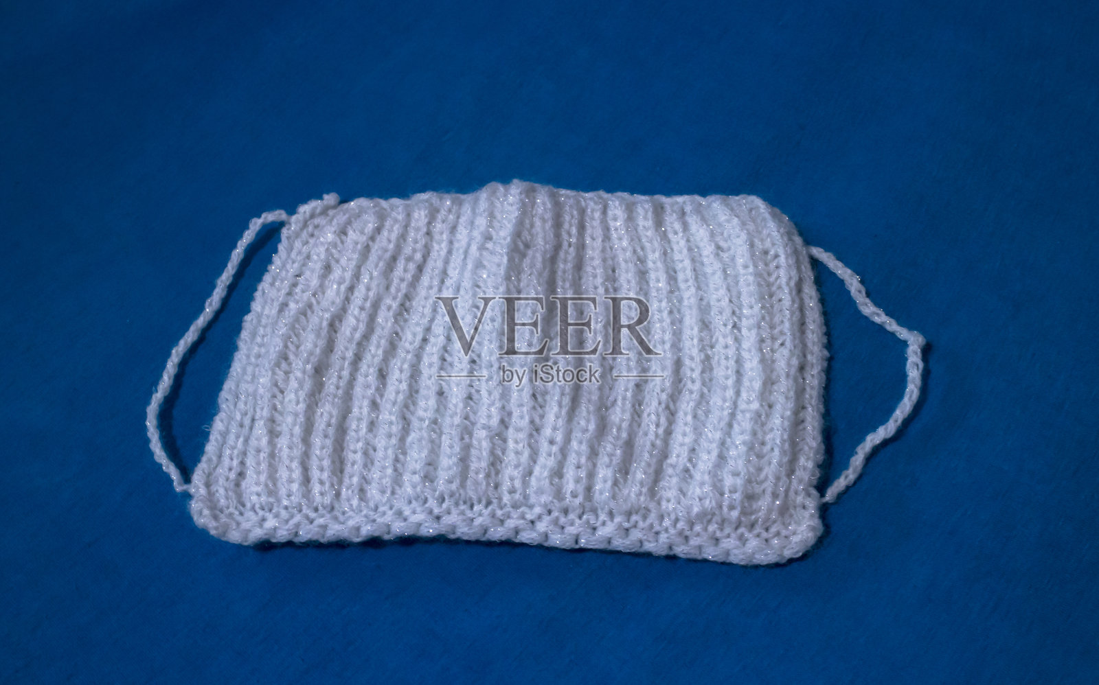 白色医用自制隔离口罩。对许多用途。防护口罩，防止污染、病毒、流感和冠状病毒。保健和外科概念。照片摄影图片