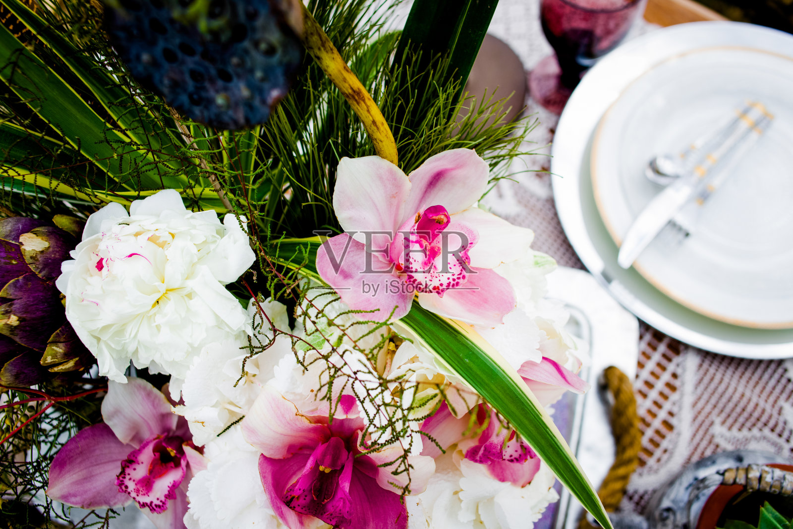 乡村风格的活花装饰。照片摄影图片