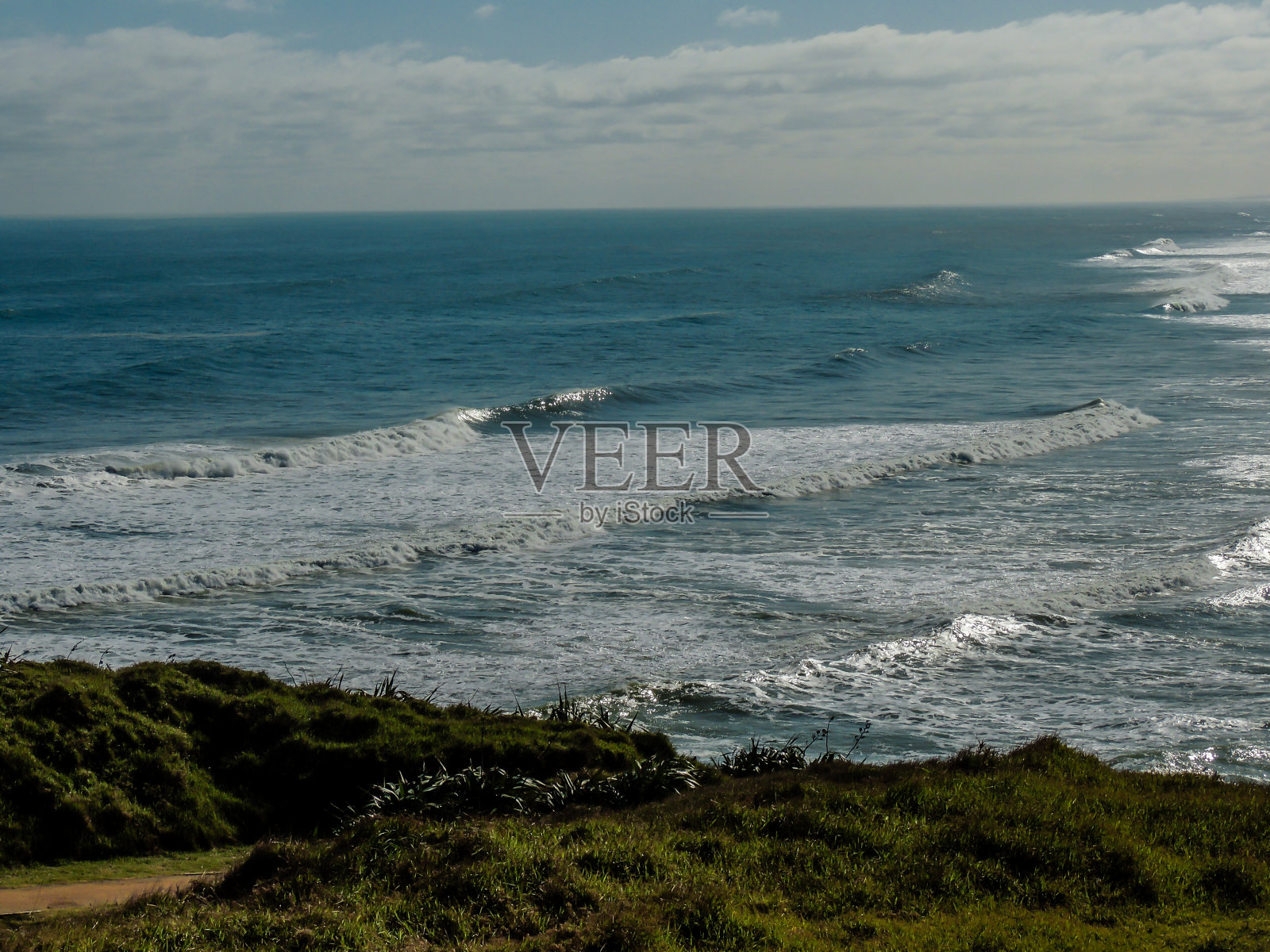 海浪冲击着新西兰奥克兰的穆里瓦伊海滩照片摄影图片