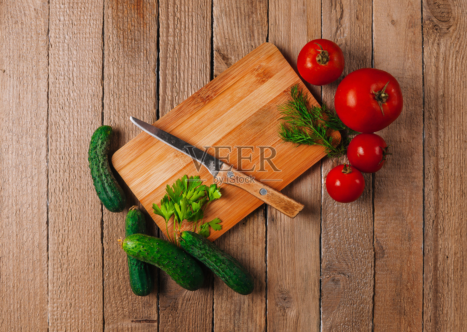 切菜板和新鲜有机蔬菜照片摄影图片