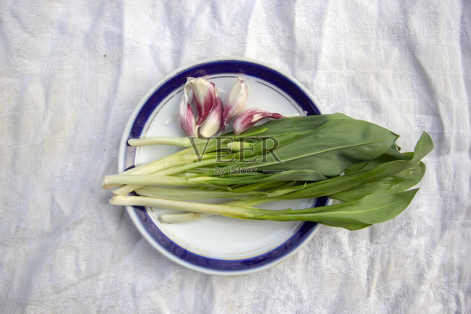 野蒜放在盘子里照片摄影图片