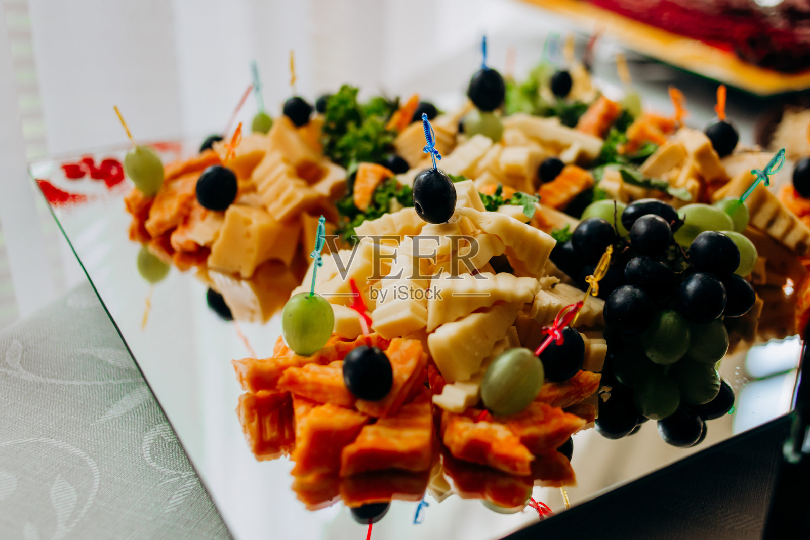 桌子上摆着各种各样的奶酪照片摄影图片