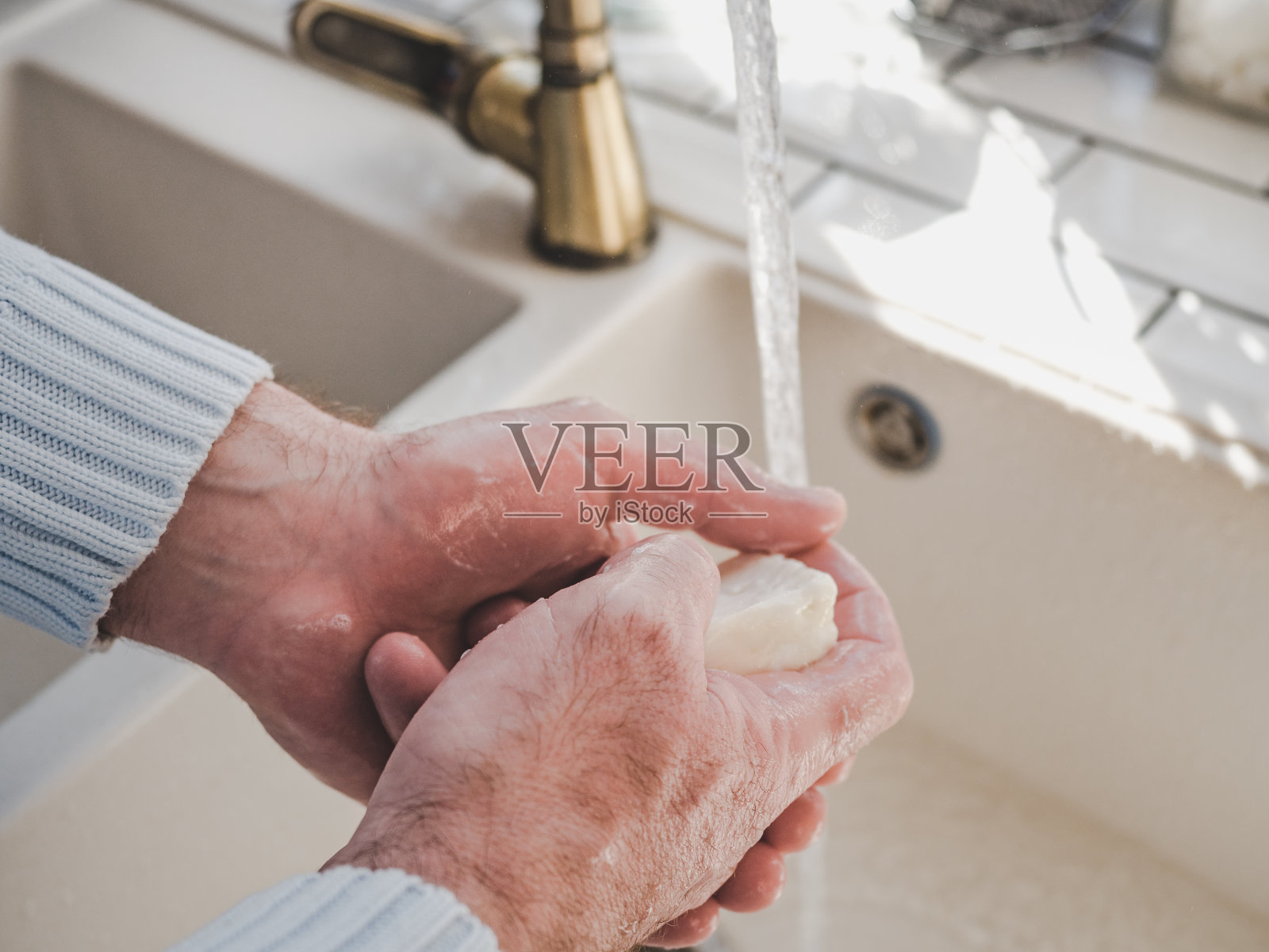 男人的手和一块肥皂照片摄影图片