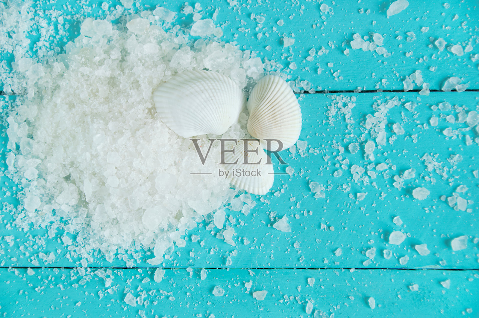 从上面看，绿松石板上的白色贝壳和海盐照片摄影图片
