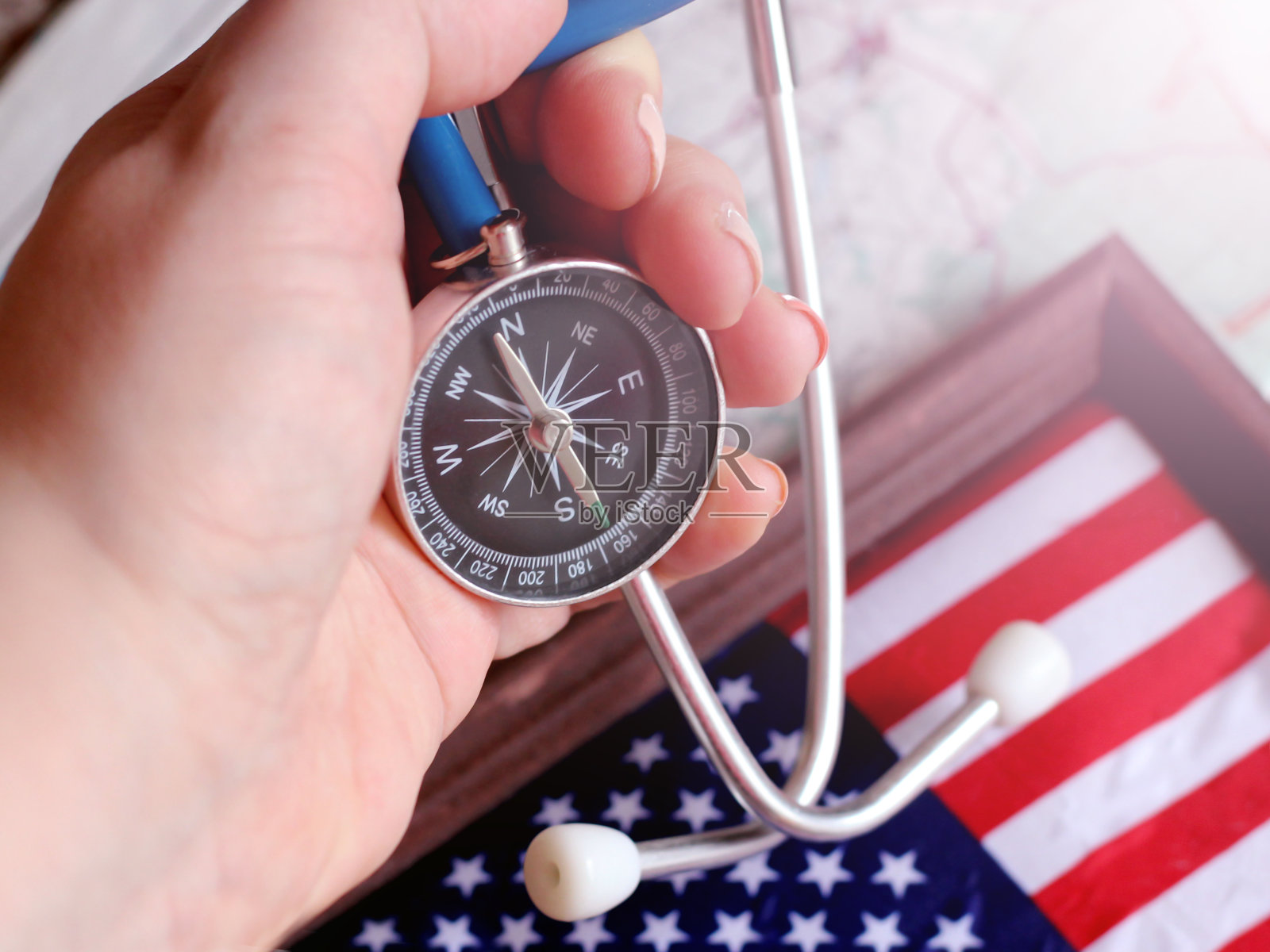 美国医保，手持听诊器和美国国旗照片摄影图片
