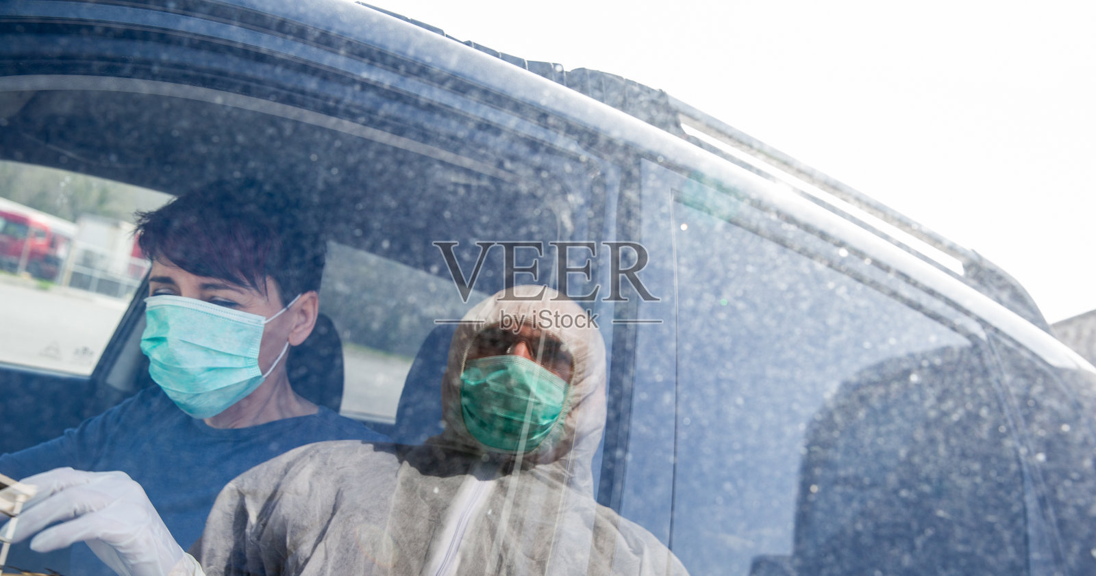 新冠病毒检测期间，道路上救护人员和女司机倒影照片摄影图片