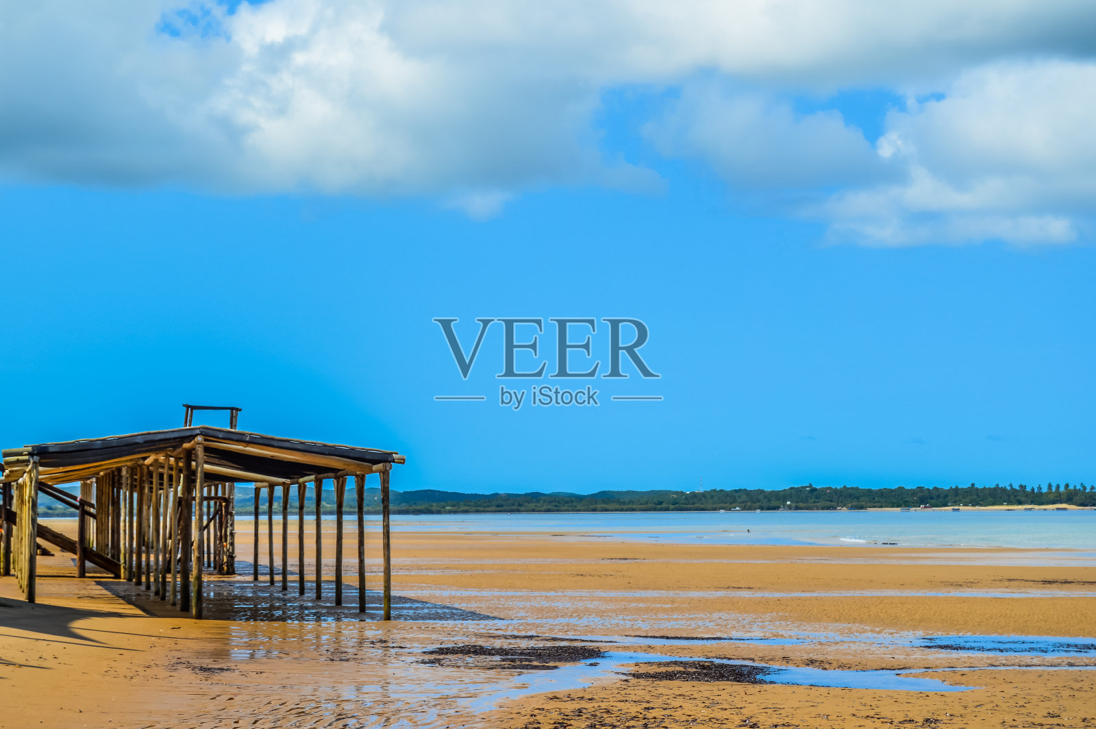 在莫桑比克马普托葡萄牙岛的蓝天下，纯净的蓝绿色海滩照片摄影图片