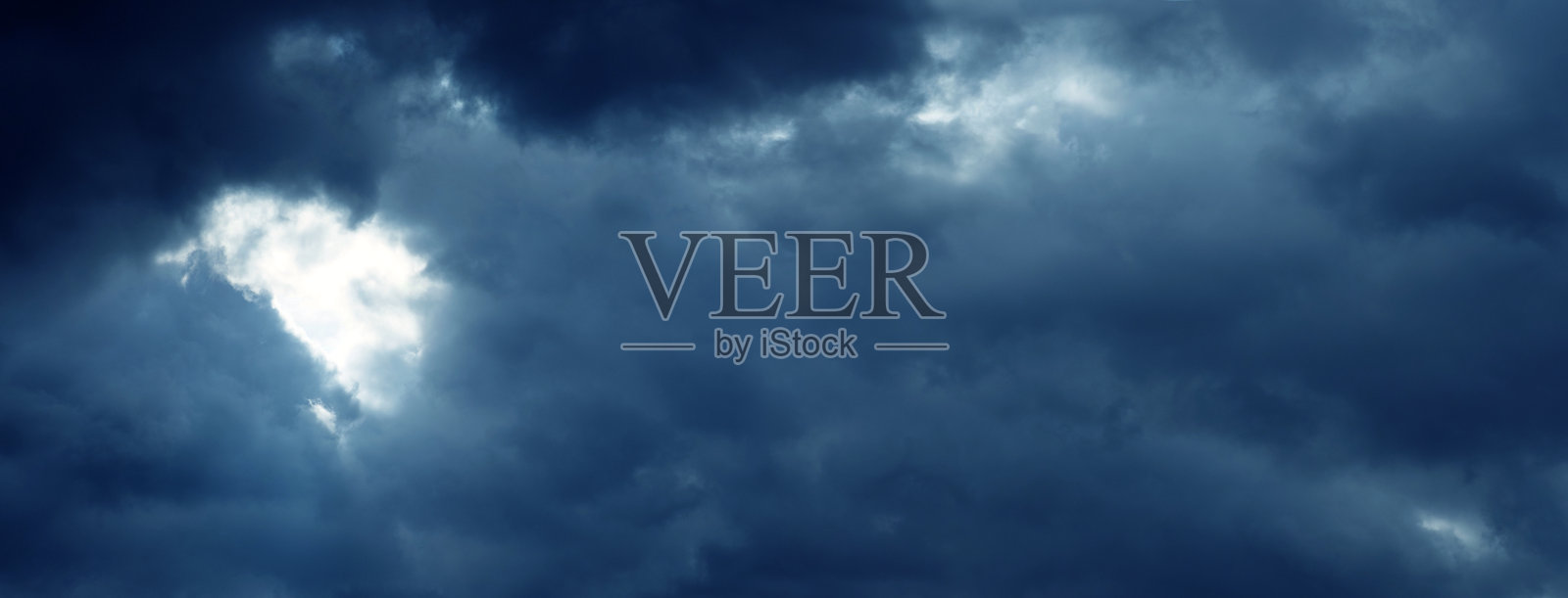 戏剧性的多云天空，清澈见底的灰暗天空，一览无余照片摄影图片