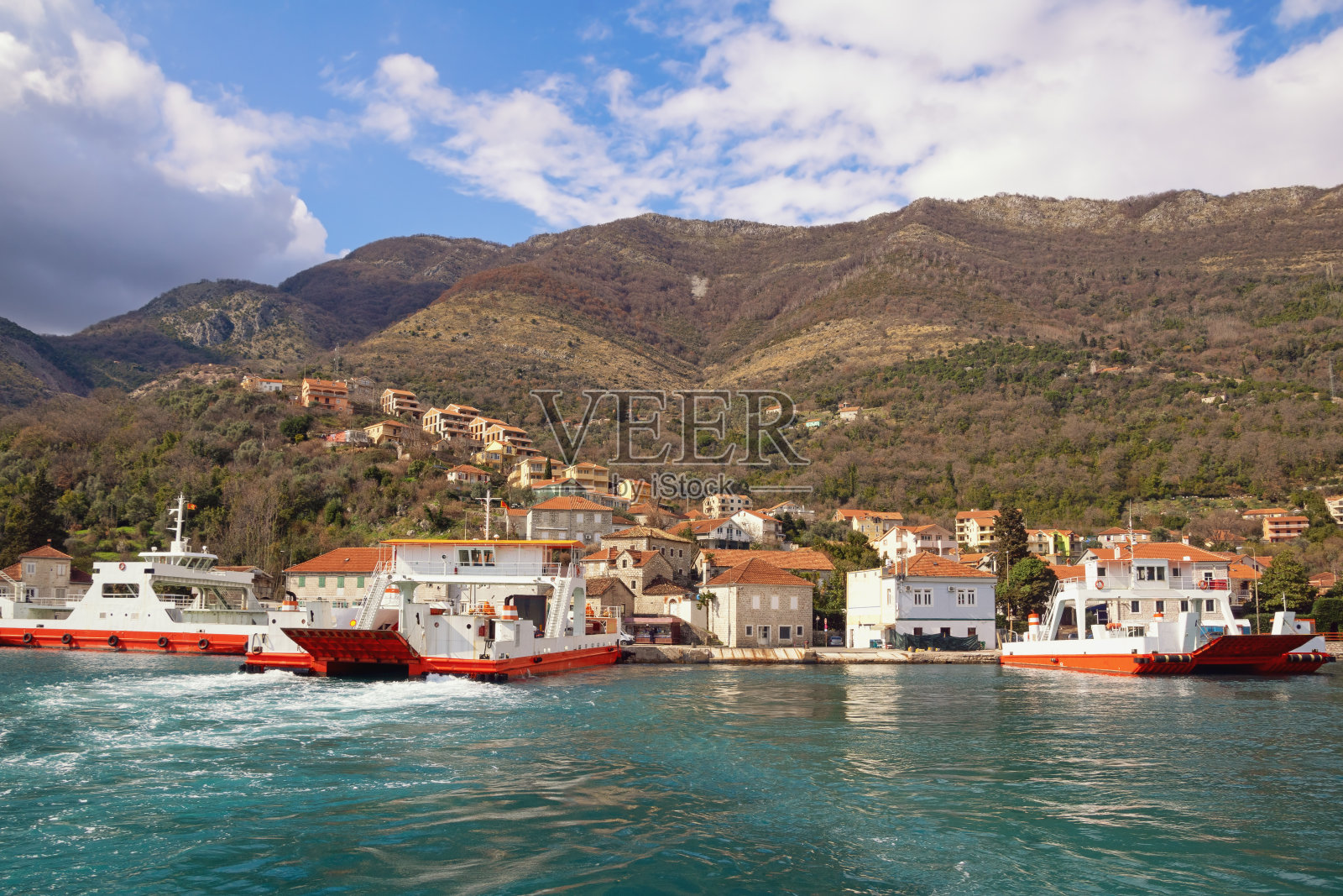 阳光明媚的地中海美景。黑山，科托尔湾照片摄影图片