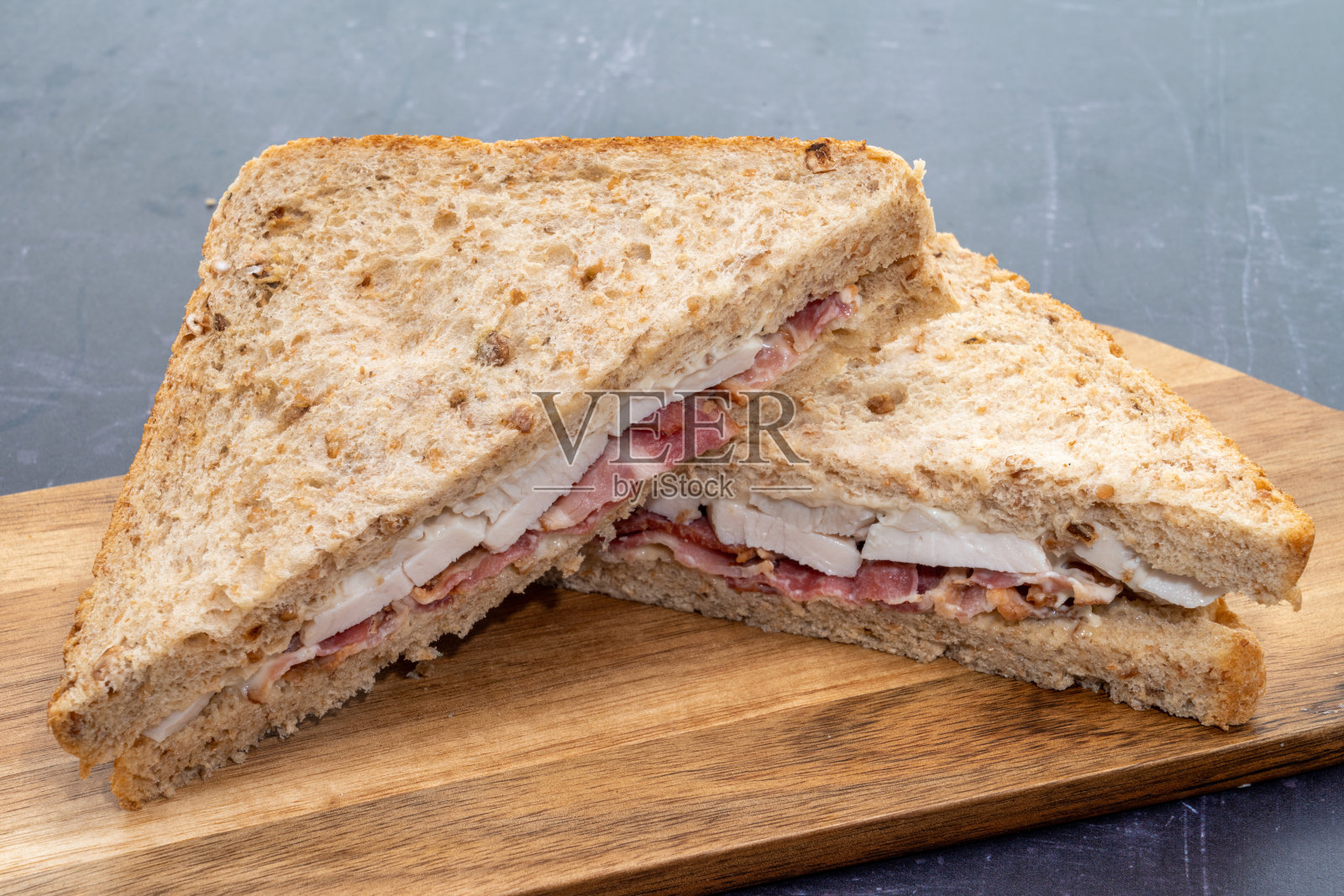 鸡肉培根三明治照片摄影图片