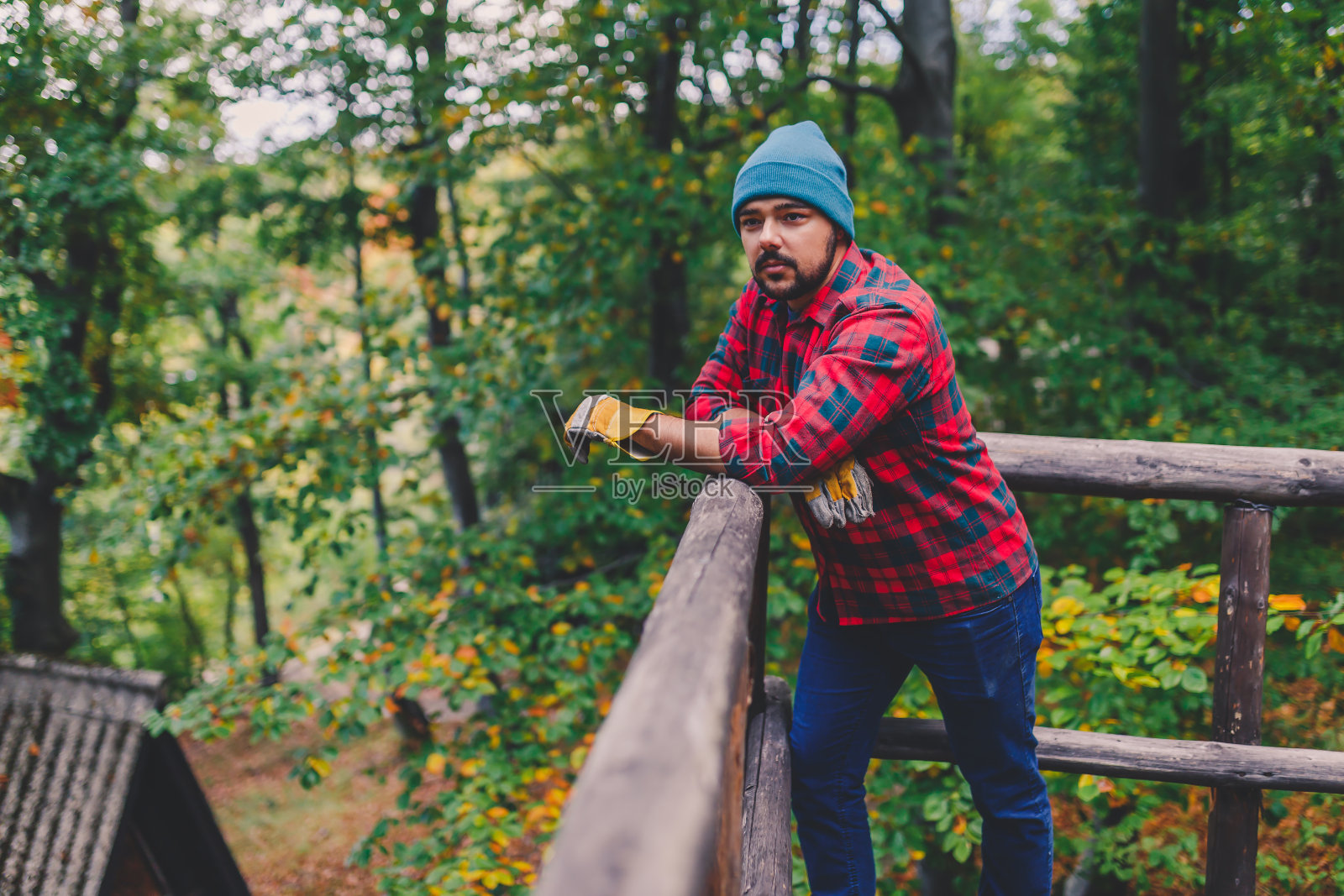 森林里小屋中的伐木工人照片摄影图片