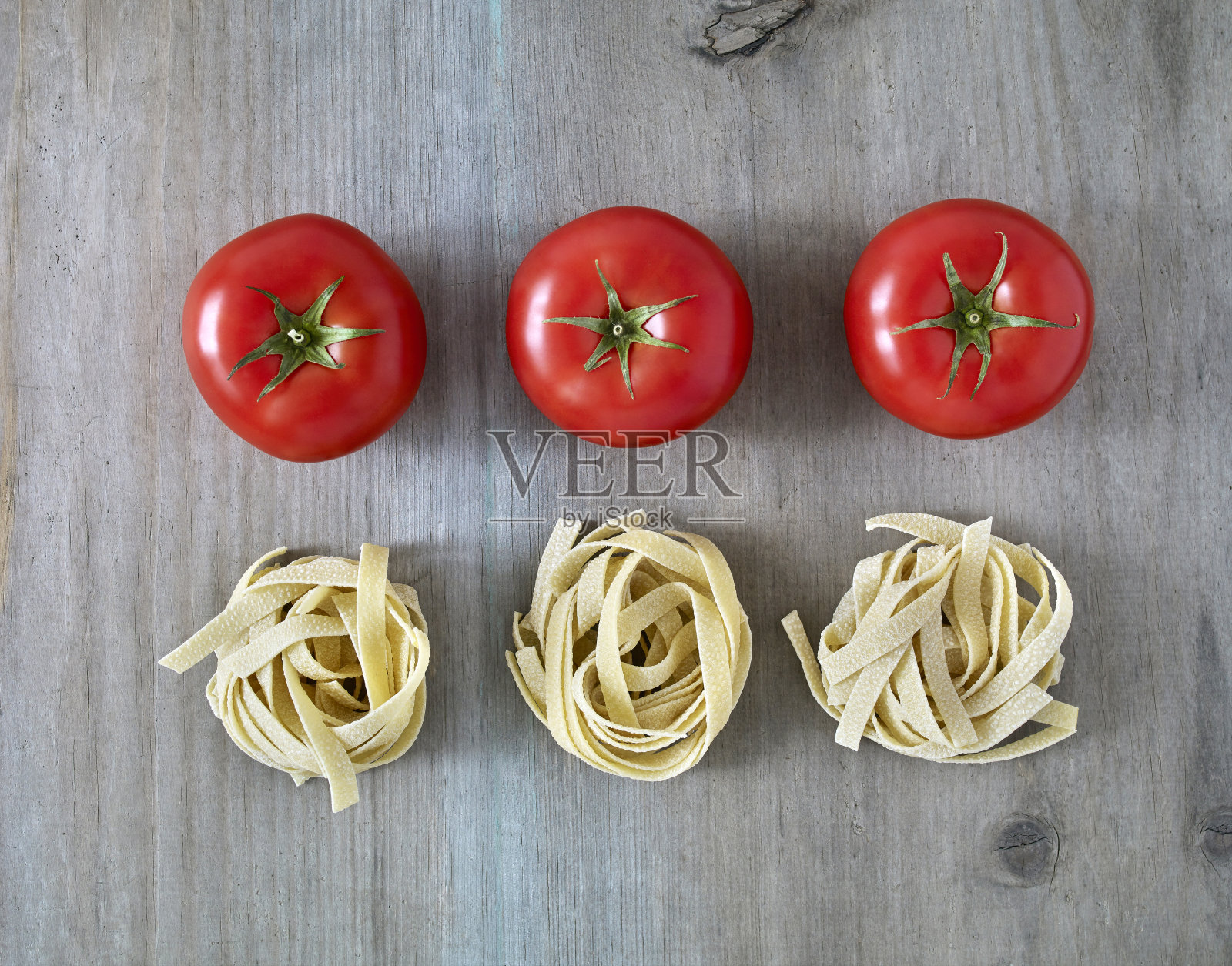 面条和西红柿照片摄影图片