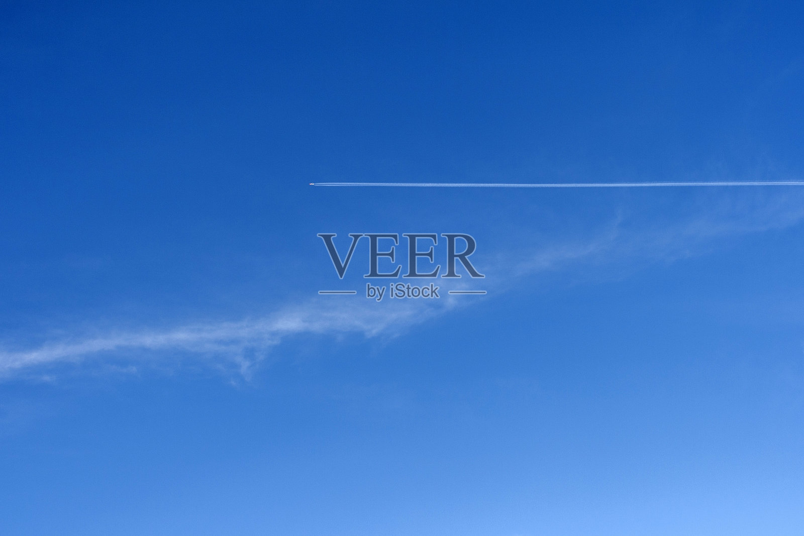 蒸汽在蓝天上留下痕迹照片摄影图片