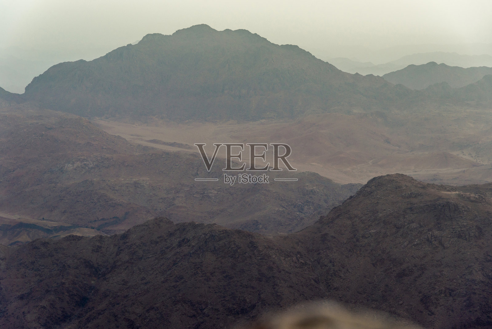 中东或非洲，风景如画的光秃秃的山脉和大的沙质山谷的沙漠景观摄影照片摄影图片