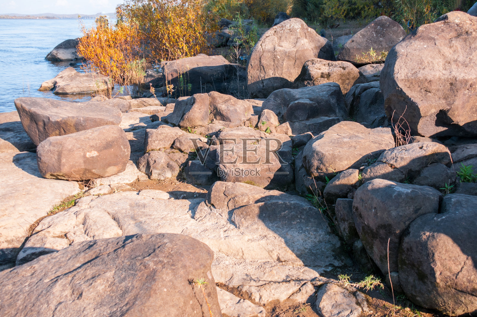 阿穆尔河岸边的玄武岩巨石，在sikchi - alyan村的下面照片摄影图片