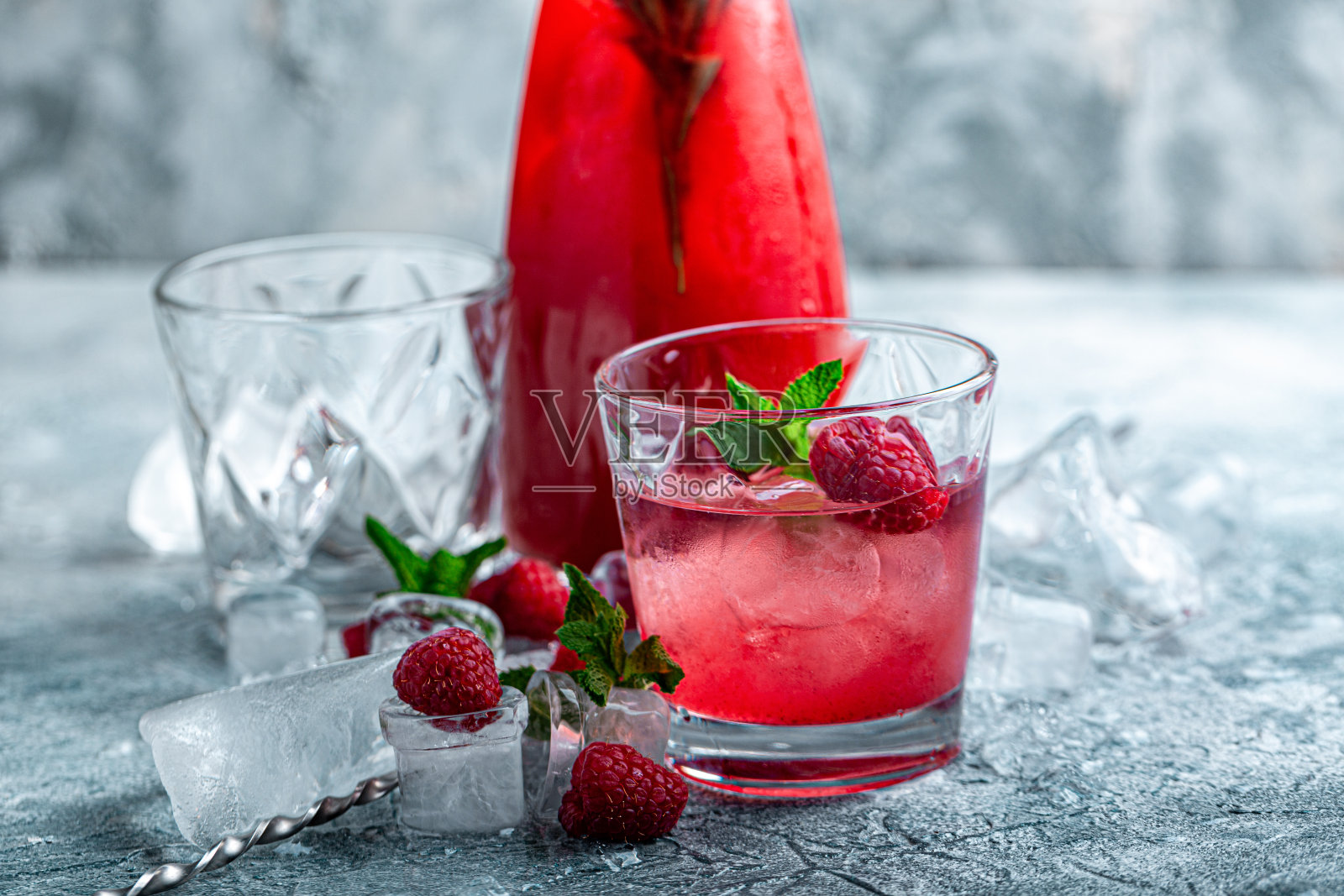 蓝莓鸡尾酒，气泡，柠檬水，冰茶与新鲜的薄荷在蓝色的木制背景。近距离照片摄影图片