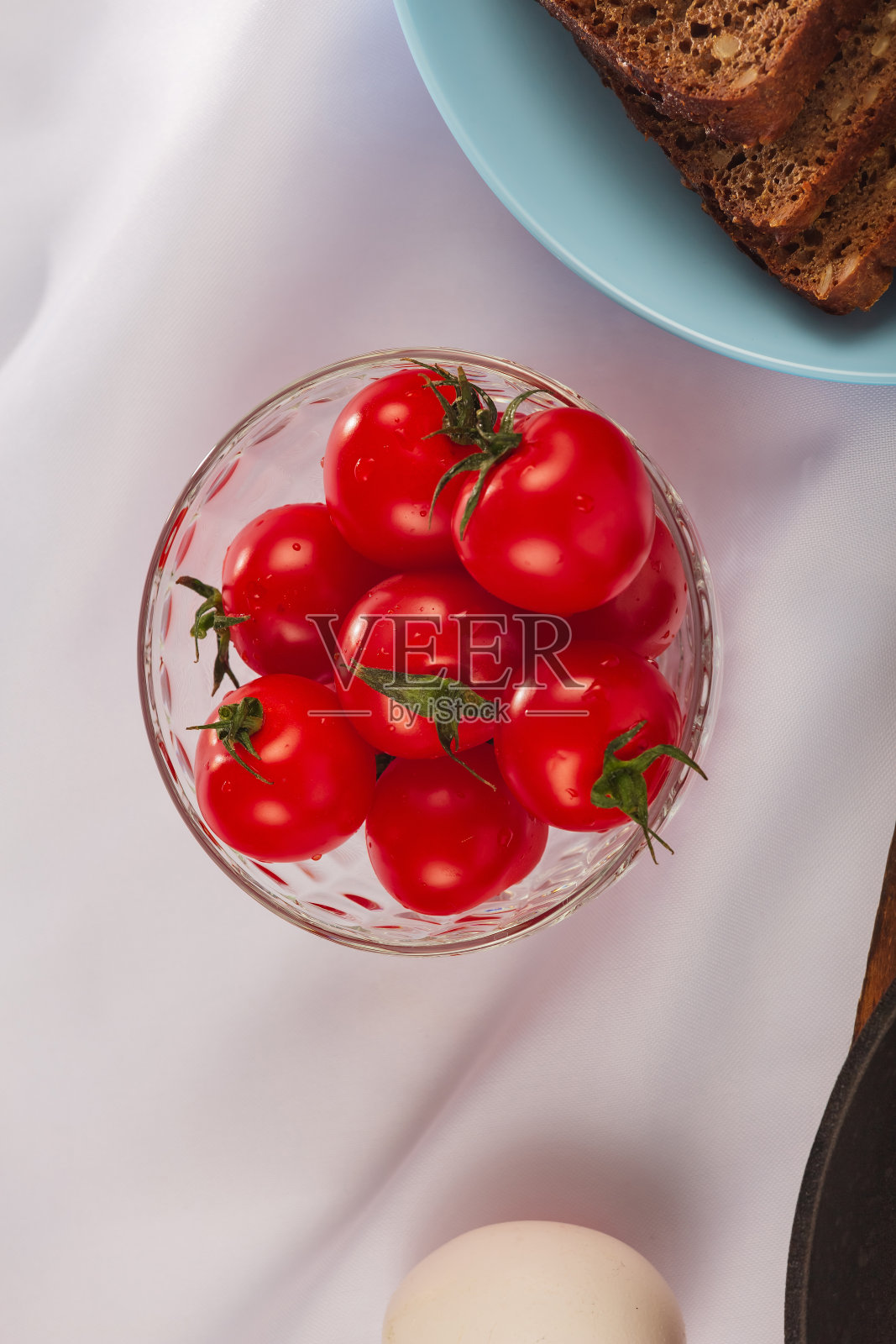 番茄，长方形桌布，煎蛋，番茄烤，橄榄番茄，早餐桌照片摄影图片