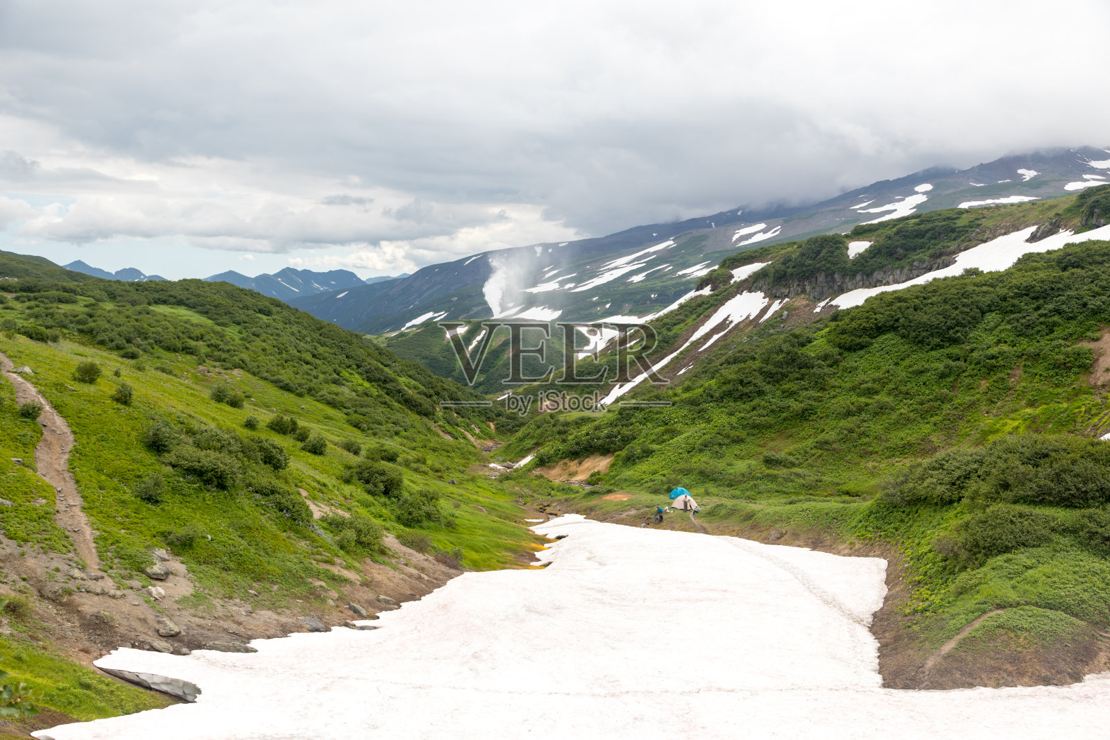 间歇泉小山谷，堪察加半岛，俄罗斯。这是一个独特的活跃的喷气口区域，其中的热气体通过冷水流，加热水并产生喷涌效应。照片摄影图片