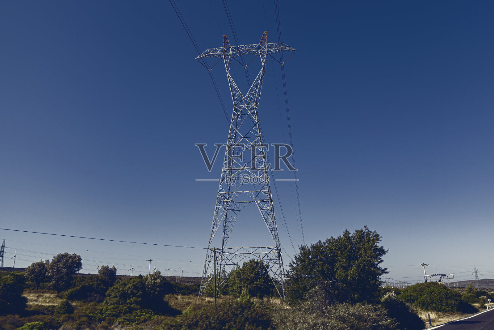 高压电网配电电杆天晴照片摄影图片