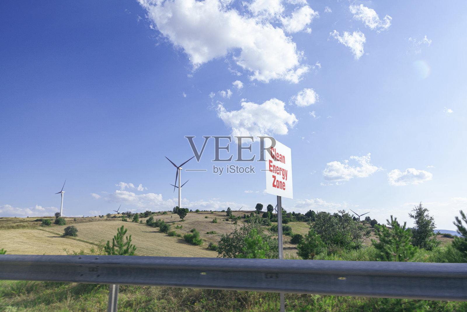 风能涡轮机农场晴空万里，可持续可再生能源道路标志清洁能源区照片摄影图片