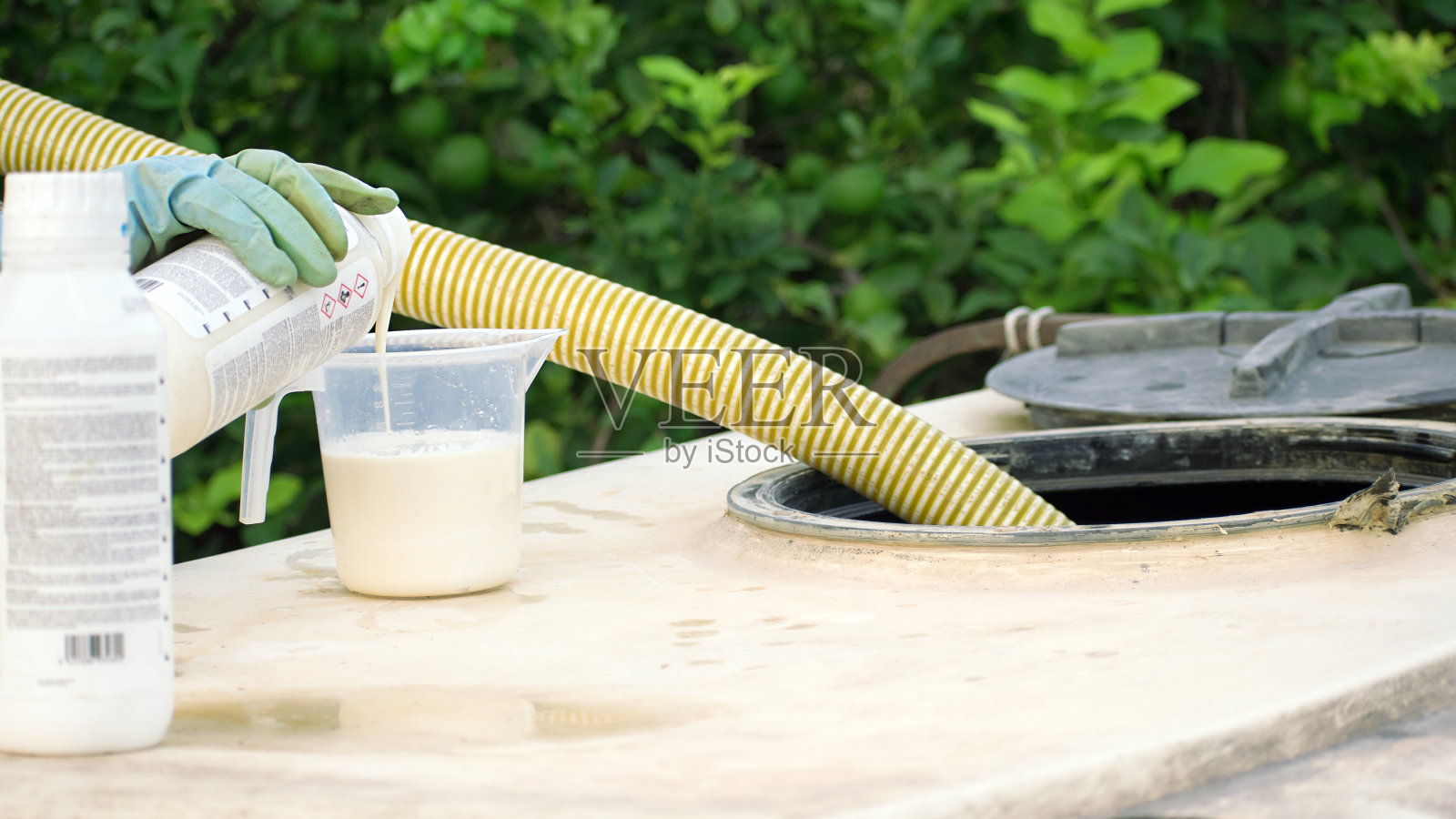 农药配制，农药在种植农业种植中使用。杂草杀虫剂熏蒸。照片摄影图片