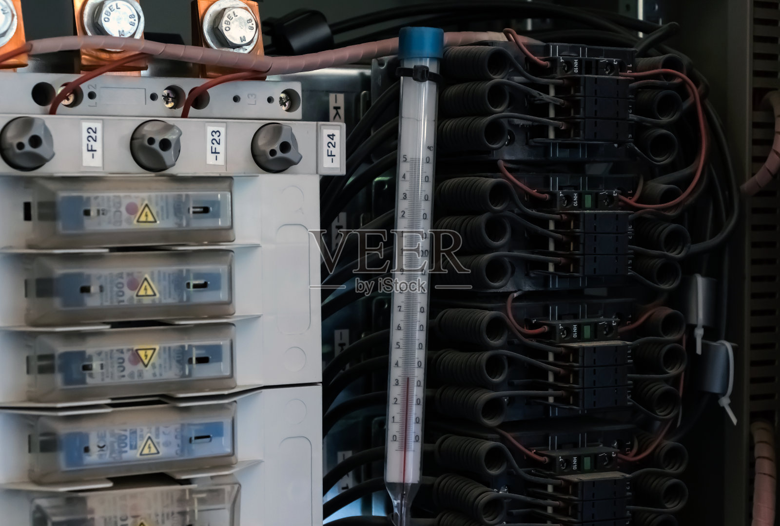 打开机柜电子控制单元。照片摄影图片