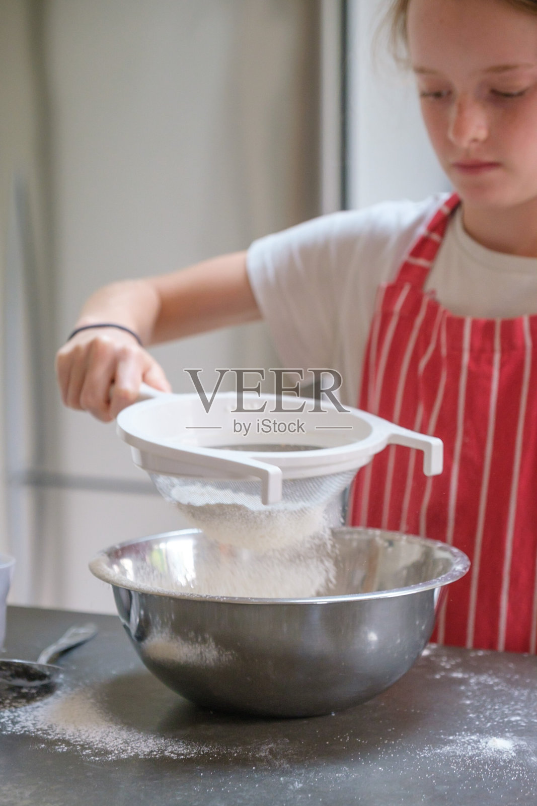 女孩筛面粉照片摄影图片