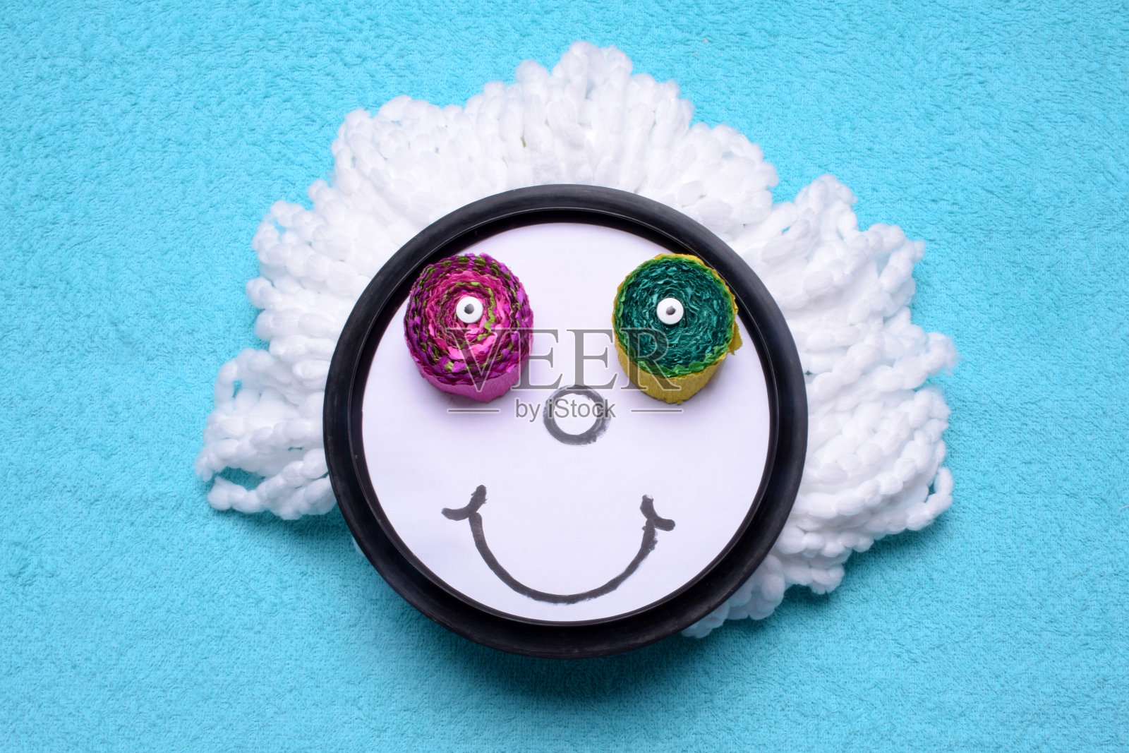 笑脸艺术面对多彩的背景照片摄影图片