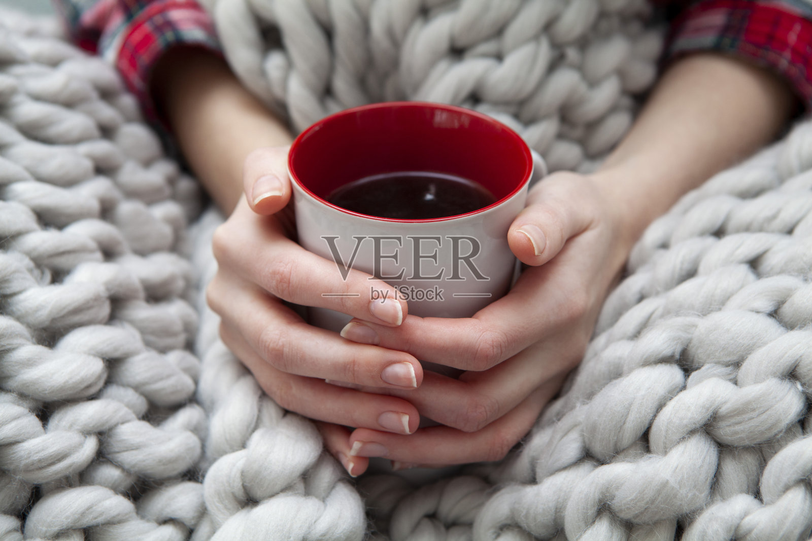 手拿咖啡杯照片摄影图片