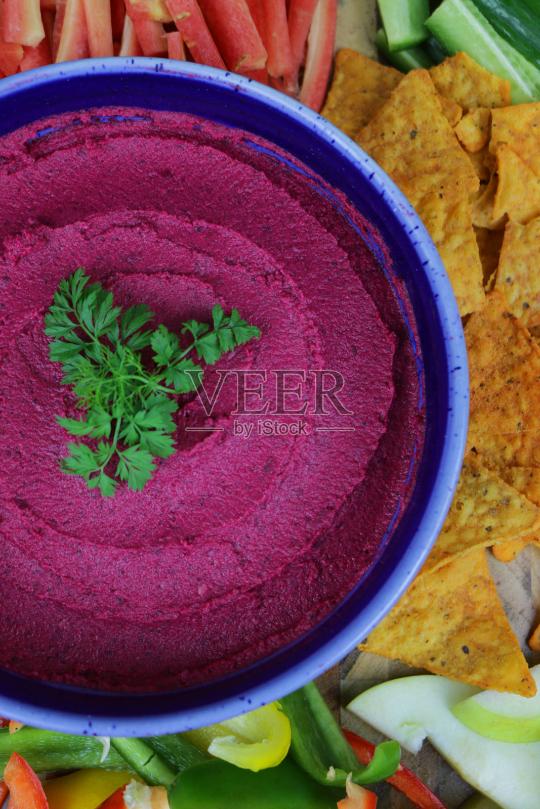 甜菜根鹰嘴豆泥拼盘，健康纯素开胃菜图片照片摄影图片