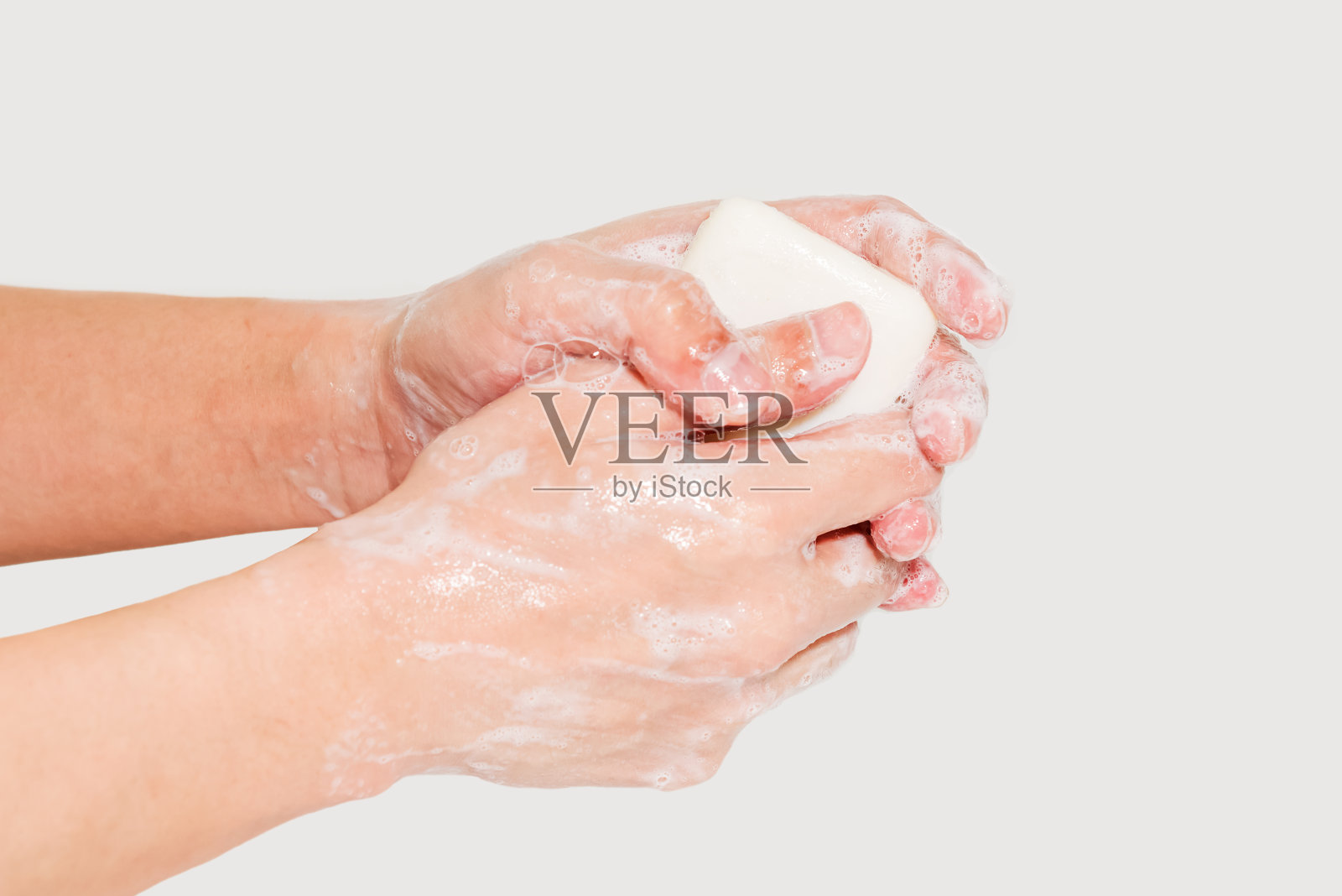 一个男人用肥皂水洗手照片摄影图片