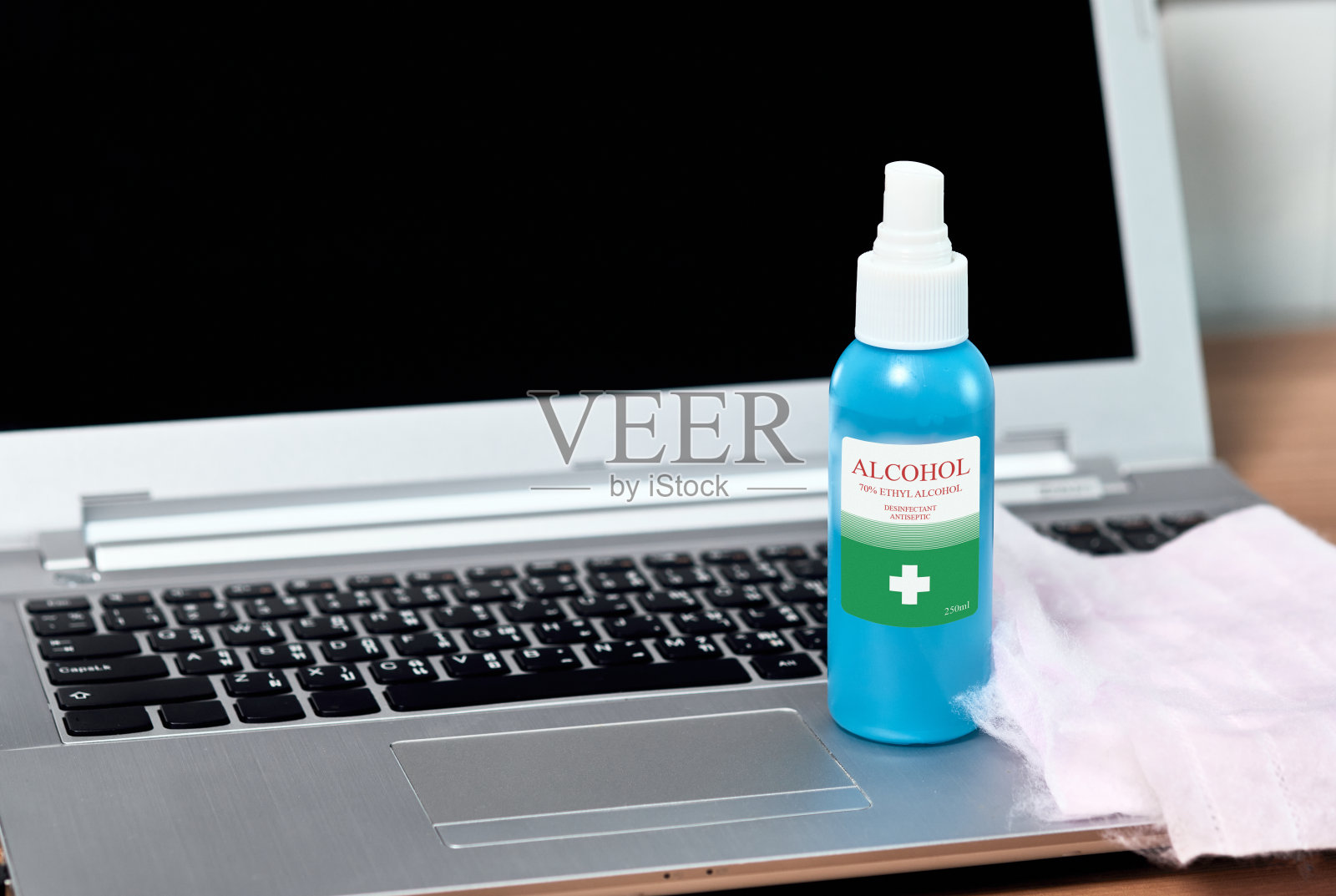 清洁笔记本电脑、手机和技术的酒精垫，预防covid-19冠状病毒照片摄影图片