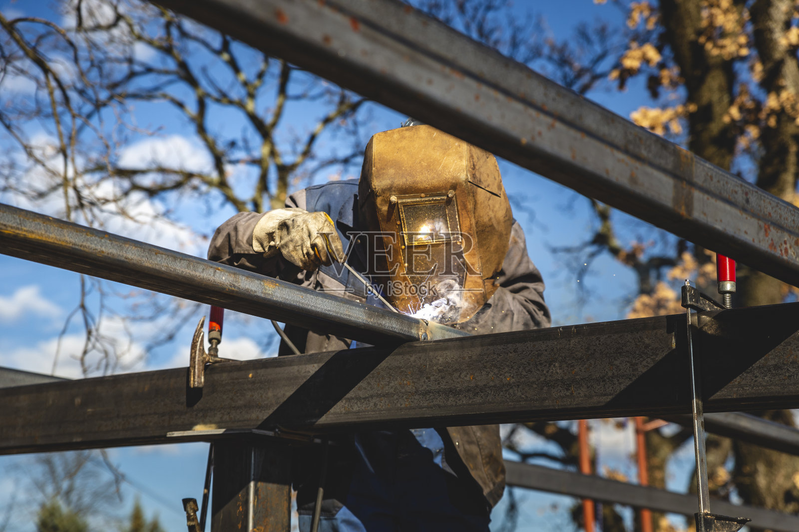 焊接工焊接屋顶的特写照片摄影图片