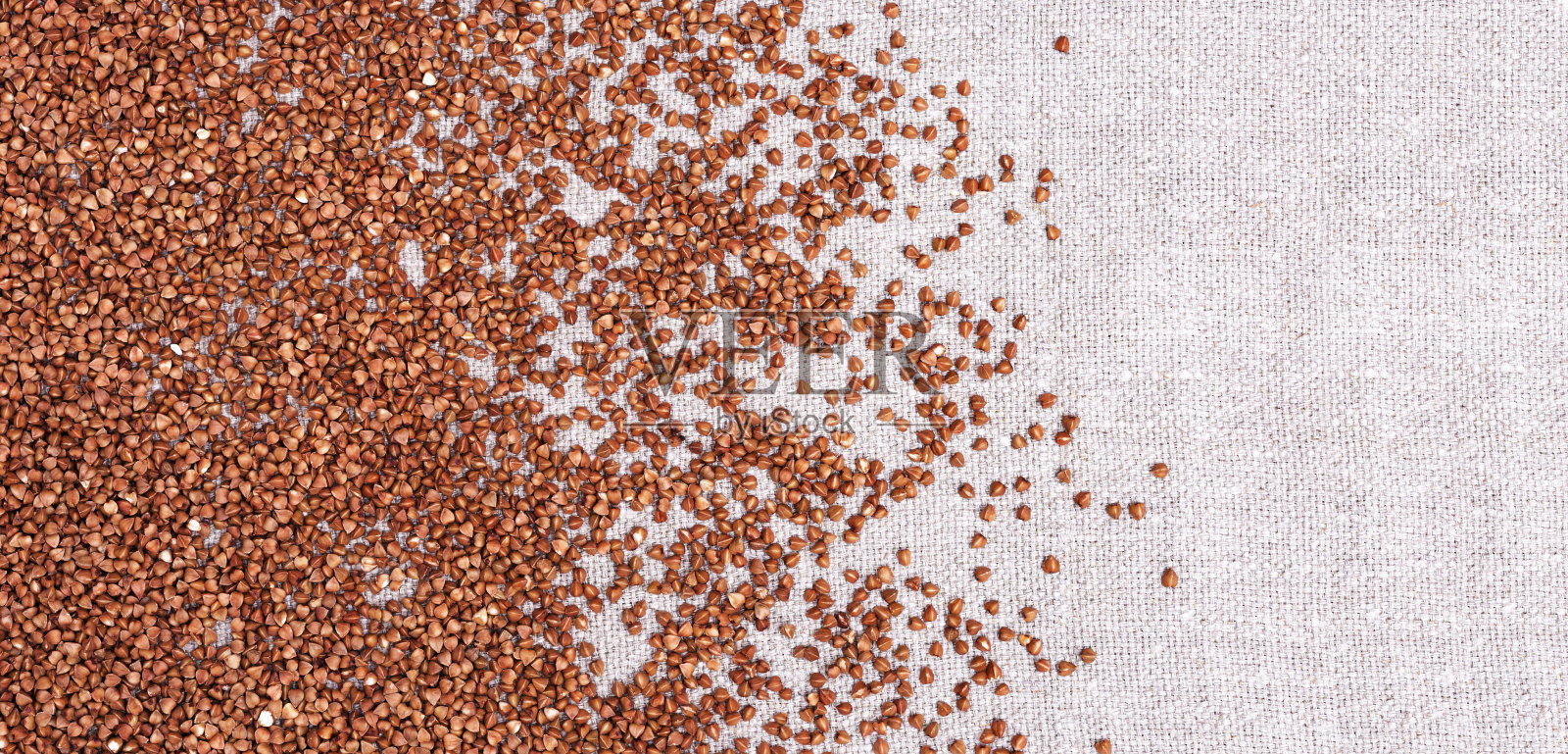 谷类荞麦近距离作为背景与复制空间。粗布上的荞麦臀部。健康食品。天然有机谷物。乡村丰。网站上的横幅。照片摄影图片