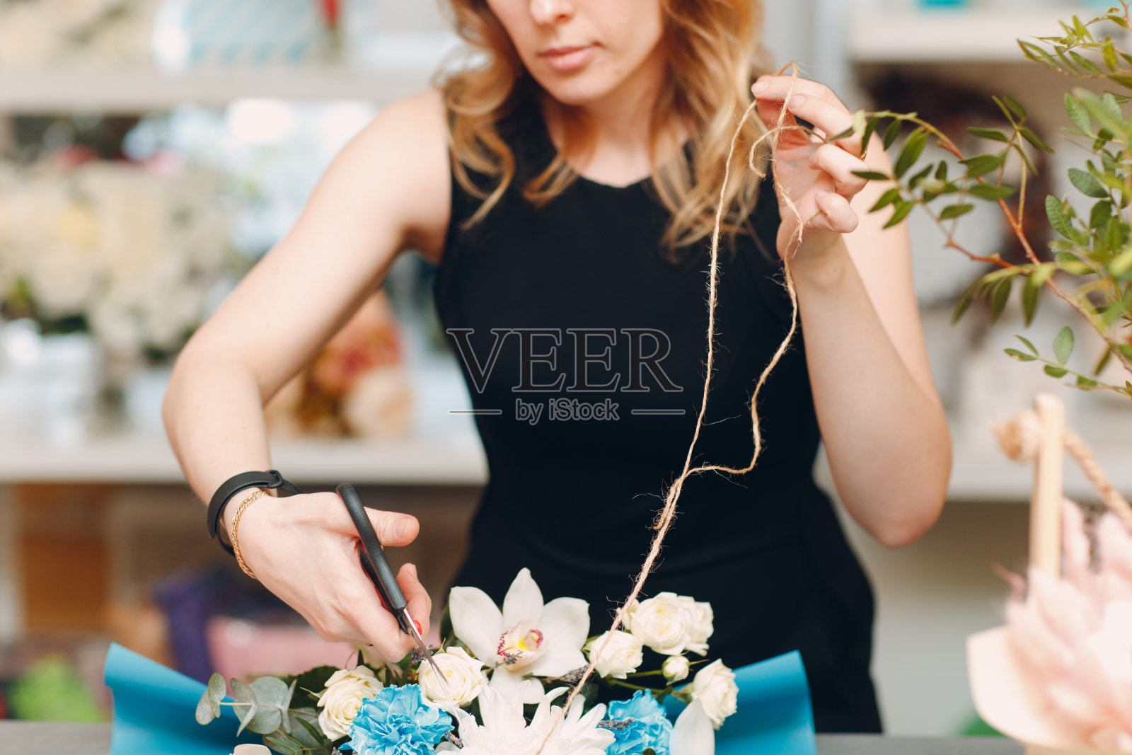 花艺师在花店制作花束照片摄影图片